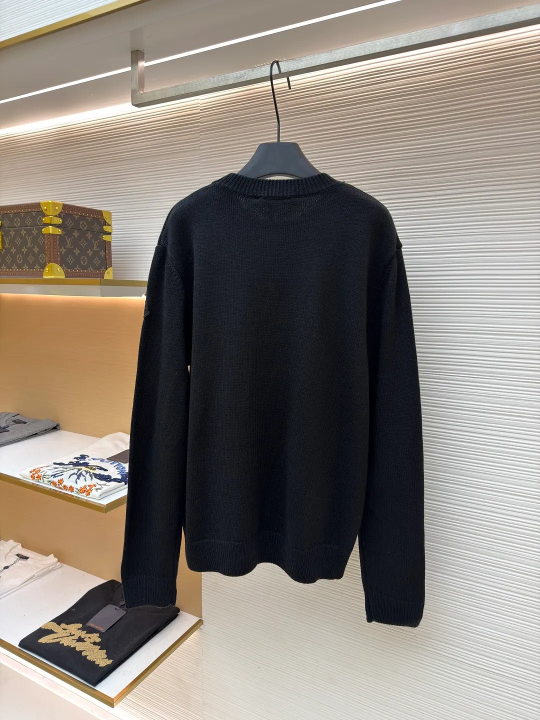 P450 Moncler embroidered logo round neck long-sleeved sweater ●Original version: purchased and developed by 3773 ●Item number: 1681589-A95 ●Fabric: wool double-ply blended fabric ●Technology: jacquard production ●Color: black ●Version: fitted version ●Weight: about 555 grams ●Size: S-M-L-XL ●Description: This MONCLER embroidered logo round neck long-sleeved sweater is made of high-quality wool blend fabric, which is soft and comfortable to the touch and has good warmth retention. Classic round neck design, simple and elegant, suitable for daily wear. The brand logo on the chest uses fine embroidery technology, and the pattern is three-dimensional and clear, highlighting the brand recognition. The body has a form-fitting silhouette and a smooth cut for comfort and freedom of movement. In the production process, wool jacquard and wool enzyme washing technologies are used to make the fabric softer and skin-friendly while maintaining a stable pattern. The stitching is even and firm, and the details are meticulously handled, reflecting the brand's strict control over quality. The overall design is simple and elegant, suitable for various occasions. Whether it is business or leisure, it can show an elegant and decent style. The overall wiring is straight and delicate, the fabric is comfortable and soft, and the color is consistent without color difference. It can be matched with the same style to create a fashionable look and control various occasions. Customized accessories, complete with three standards, same style for men and women!