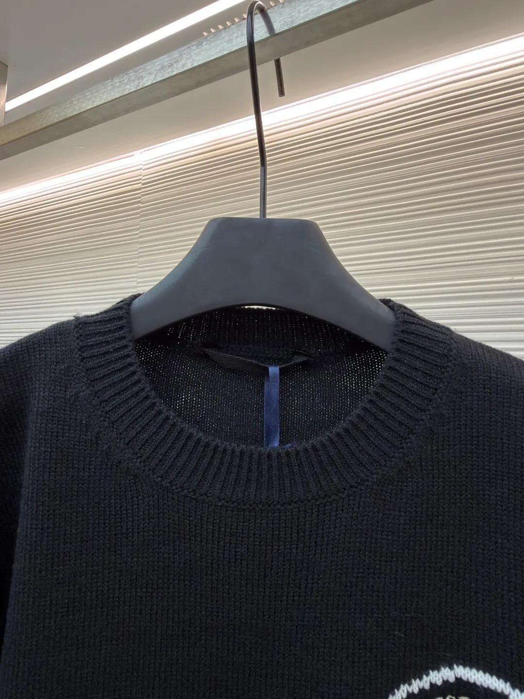 P450 Moncler embroidered logo round neck long-sleeved sweater ●Original version: purchased and developed by 3773 ●Item number: 1681589-A95 ●Fabric: wool double-ply blended fabric ●Technology: jacquard production ●Color: black ●Version: fitted version ●Weight: about 555 grams ●Size: S-M-L-XL ●Description: This MONCLER embroidered logo round neck long-sleeved sweater is made of high-quality wool blend fabric, which is soft and comfortable to the touch and has good warmth retention. Classic round neck design, simple and elegant, suitable for daily wear. The brand logo on the chest uses fine embroidery technology, and the pattern is three-dimensional and clear, highlighting the brand recognition. The body has a form-fitting silhouette and a smooth cut for comfort and freedom of movement. In the production process, wool jacquard and wool enzyme washing technologies are used to make the fabric softer and skin-friendly while maintaining a stable pattern. The stitching is even and firm, and the details are meticulously handled, reflecting the brand's strict control over quality. The overall design is simple and elegant, suitable for various occasions. Whether it is business or leisure, it can show an elegant and decent style. The overall wiring is straight and delicate, the fabric is comfortable and soft, and the color is consistent without color difference. It can be matched with the same style to create a fashionable look and control various occasions. Customized accessories, complete with three standards, same style for men and women!