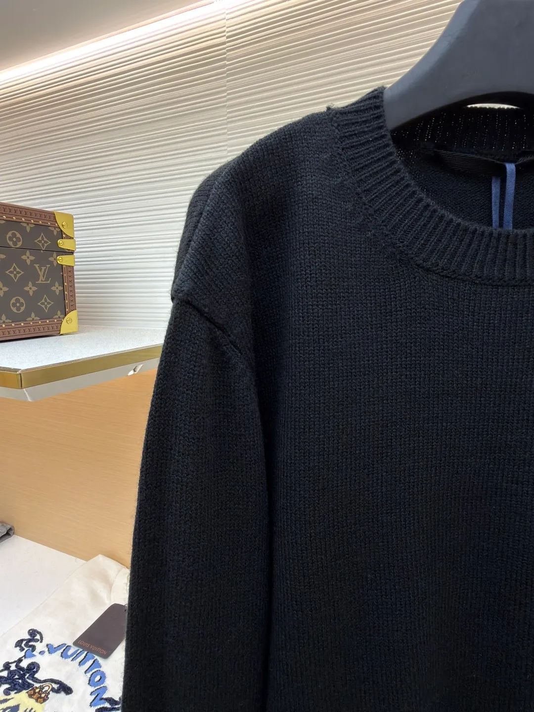 P450 Moncler embroidered logo round neck long-sleeved sweater ●Original version: purchased and developed by 3773 ●Item number: 1681589-A95 ●Fabric: wool double-ply blended fabric ●Technology: jacquard production ●Color: black ●Version: fitted version ●Weight: about 555 grams ●Size: S-M-L-XL ●Description: This MONCLER embroidered logo round neck long-sleeved sweater is made of high-quality wool blend fabric, which is soft and comfortable to the touch and has good warmth retention. Classic round neck design, simple and elegant, suitable for daily wear. The brand logo on the chest uses fine embroidery technology, and the pattern is three-dimensional and clear, highlighting the brand recognition. The body has a form-fitting silhouette and a smooth cut for comfort and freedom of movement. In the production process, wool jacquard and wool enzyme washing technologies are used to make the fabric softer and skin-friendly while maintaining a stable pattern. The stitching is even and firm, and the details are meticulously handled, reflecting the brand's strict control over quality. The overall design is simple and elegant, suitable for various occasions. Whether it is business or leisure, it can show an elegant and decent style. The overall wiring is straight and delicate, the fabric is comfortable and soft, and the color is consistent without color difference. It can be matched with the same style to create a fashionable look and control various occasions. Customized accessories, complete with three standards, same style for men and women!
