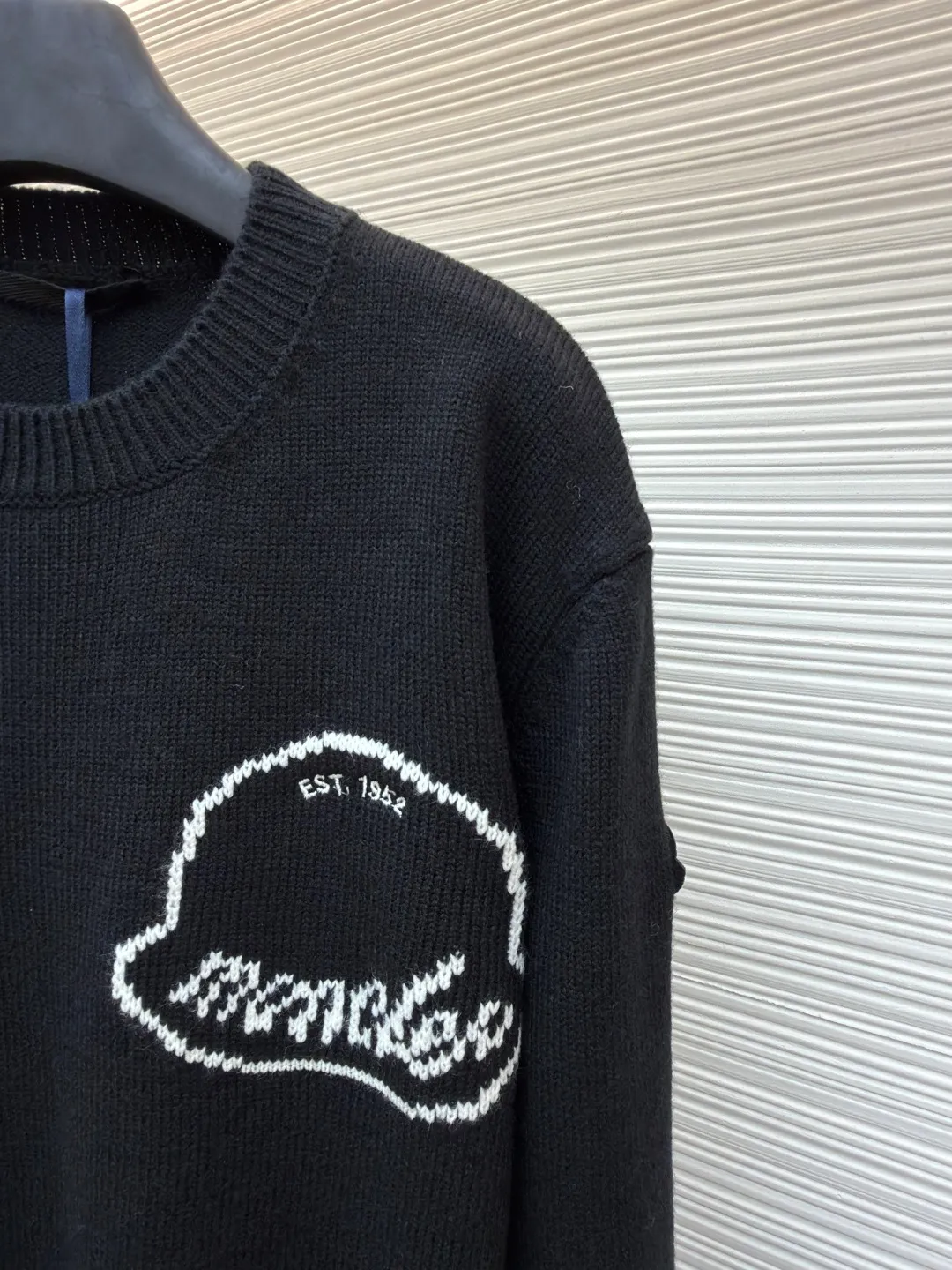P450 Moncler embroidered logo round neck long-sleeved sweater ●Original version: purchased and developed by 3773 ●Item number: 1681589-A95 ●Fabric: wool double-ply blended fabric ●Technology: jacquard production ●Color: black ●Version: fitted version ●Weight: about 555 grams ●Size: S-M-L-XL ●Description: This MONCLER embroidered logo round neck long-sleeved sweater is made of high-quality wool blend fabric, which is soft and comfortable to the touch and has good warmth retention. Classic round neck design, simple and elegant, suitable for daily wear. The brand logo on the chest uses fine embroidery technology, and the pattern is three-dimensional and clear, highlighting the brand recognition. The body has a form-fitting silhouette and a smooth cut for comfort and freedom of movement. In the production process, wool jacquard and wool enzyme washing technologies are used to make the fabric softer and skin-friendly while maintaining a stable pattern. The stitching is even and firm, and the details are meticulously handled, reflecting the brand's strict control over quality. The overall design is simple and elegant, suitable for various occasions. Whether it is business or leisure, it can show an elegant and decent style. The overall wiring is straight and delicate, the fabric is comfortable and soft, and the color is consistent without color difference. It can be matched with the same style to create a fashionable look and control various occasions. Customized accessories, complete with three standards, same style for men and women!