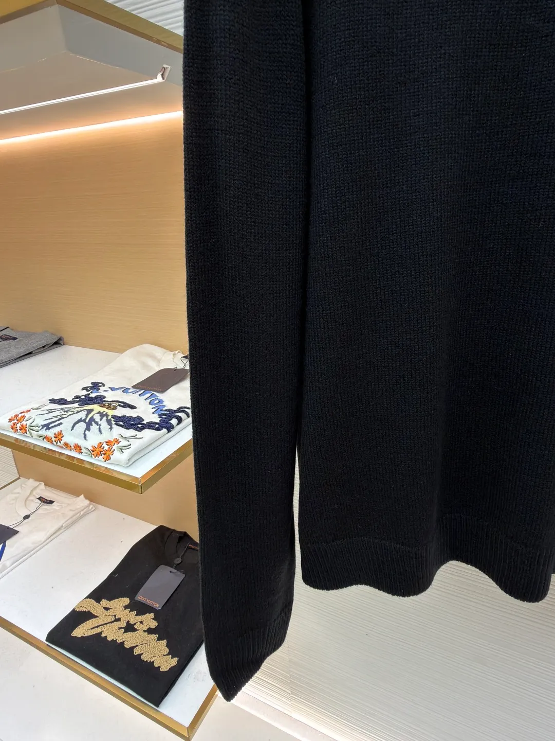 P450 Moncler embroidered logo round neck long-sleeved sweater ●Original version: purchased and developed by 3773 ●Item number: 1681589-A95 ●Fabric: wool double-ply blended fabric ●Technology: jacquard production ●Color: black ●Version: fitted version ●Weight: about 555 grams ●Size: S-M-L-XL ●Description: This MONCLER embroidered logo round neck long-sleeved sweater is made of high-quality wool blend fabric, which is soft and comfortable to the touch and has good warmth retention. Classic round neck design, simple and elegant, suitable for daily wear. The brand logo on the chest uses fine embroidery technology, and the pattern is three-dimensional and clear, highlighting the brand recognition. The body has a form-fitting silhouette and a smooth cut for comfort and freedom of movement. In the production process, wool jacquard and wool enzyme washing technologies are used to make the fabric softer and skin-friendly while maintaining a stable pattern. The stitching is even and firm, and the details are meticulously handled, reflecting the brand's strict control over quality. The overall design is simple and elegant, suitable for various occasions. Whether it is business or leisure, it can show an elegant and decent style. The overall wiring is straight and delicate, the fabric is comfortable and soft, and the color is consistent without color difference. It can be matched with the same style to create a fashionable look and control various occasions. Customized accessories, complete with three standards, same style for men and women!