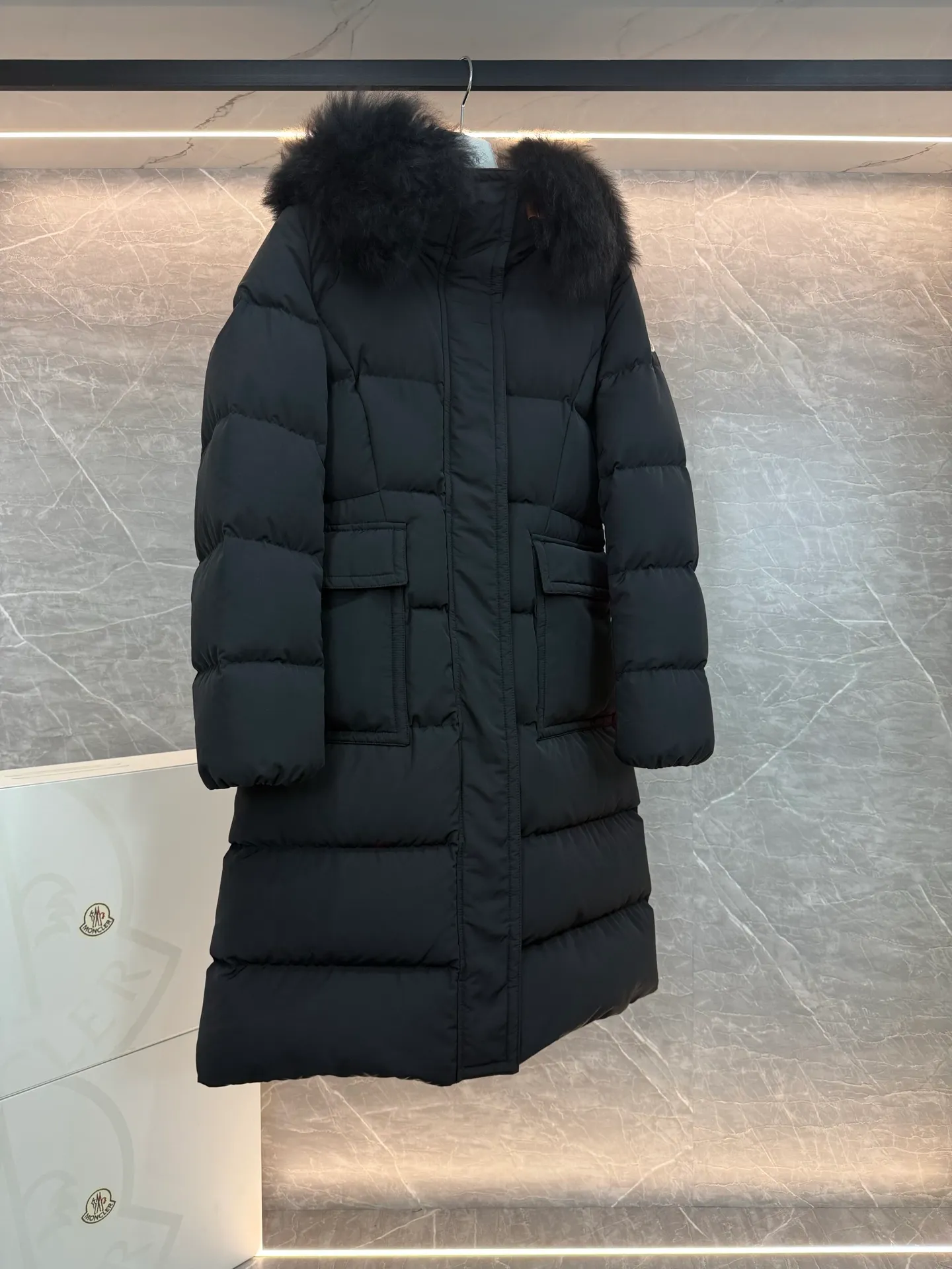 P1180 New Down ⬆️Moncler* mid-length women's hooded long down jacket. The long down jacket combines exquisite materials and attention to details. The timeless and elegant fashion design can provide you with a warm and caring wearing experience. The adjustable hood embellishment, oversized wool collar, and loose fit design create a fashionable winter look. The comfortable hood is equipped with gorgeous wool decoration, full of atmosphere, and can be easily removed according to mood and weather conditions.   •Made of nylon fabric •Down filled •Hood with removable fleece collar •Two-way zipper closure •Suit pockets •Elastic cuffs Size : 0-3 P1360