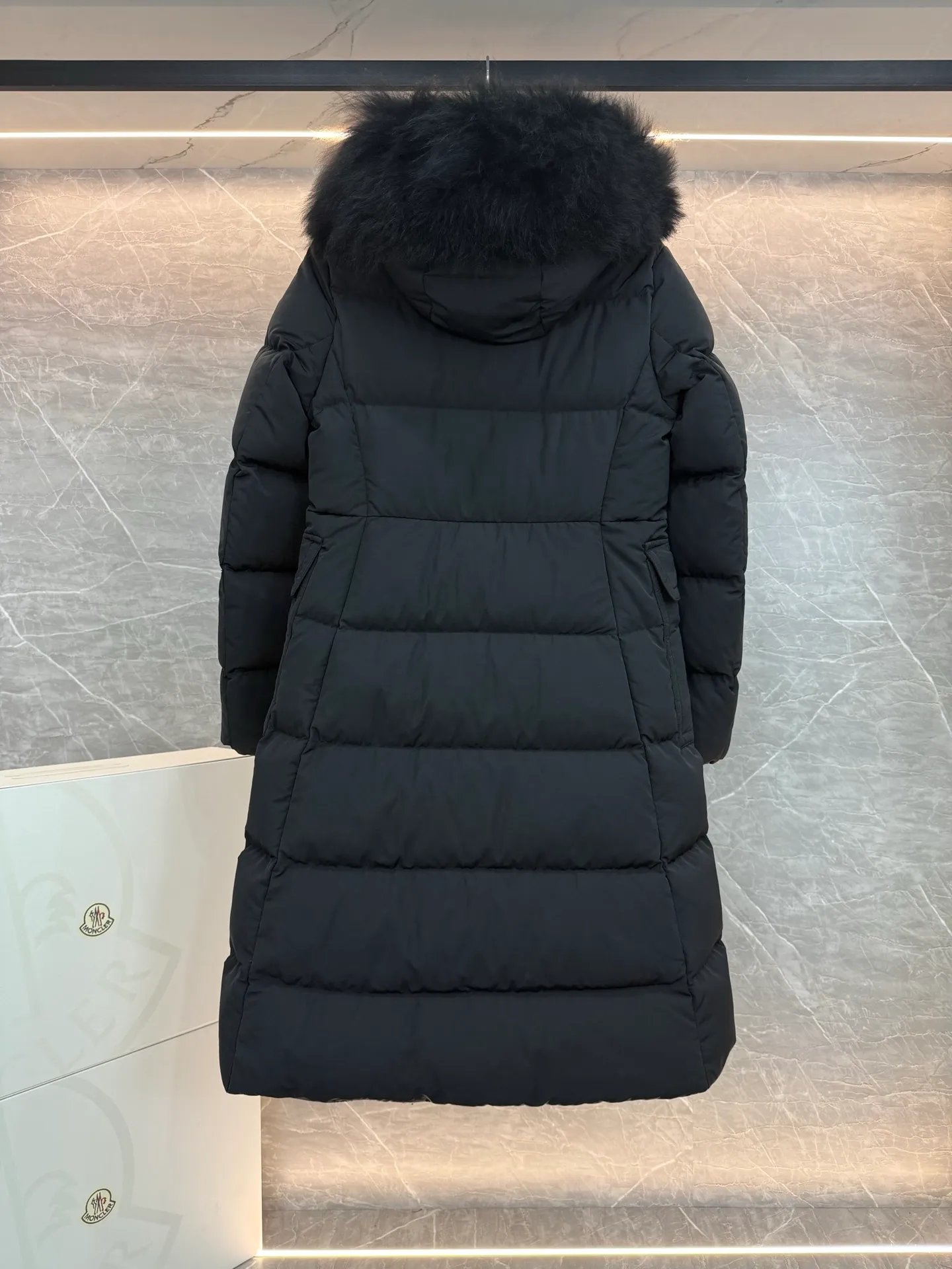 P1180 New Down ⬆️Moncler* mid-length women's hooded long down jacket. The long down jacket combines exquisite materials and attention to details. The timeless and elegant fashion design can provide you with a warm and caring wearing experience. The adjustable hood embellishment, oversized wool collar, and loose fit design create a fashionable winter look. The comfortable hood is equipped with gorgeous wool decoration, full of atmosphere, and can be easily removed according to mood and weather conditions.   •Made of nylon fabric •Down filled •Hood with removable fleece collar •Two-way zipper closure •Suit pockets •Elastic cuffs Size : 0-3 P1360