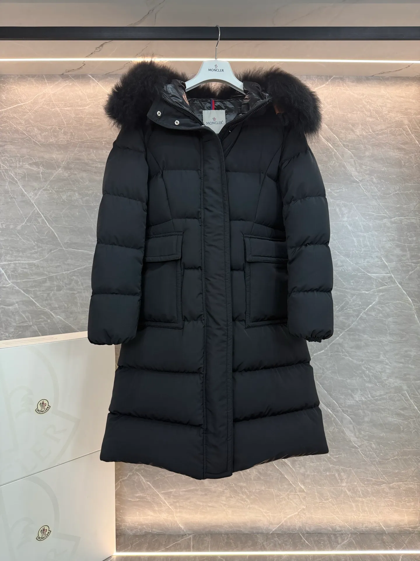 P1180 New Down ⬆️Moncler* mid-length women's hooded long down jacket. The long down jacket combines exquisite materials and attention to details. The timeless and elegant fashion design can provide you with a warm and caring wearing experience. The adjustable hood embellishment, oversized wool collar, and loose fit design create a fashionable winter look. The comfortable hood is equipped with gorgeous wool decoration, full of atmosphere, and can be easily removed according to mood and weather conditions.   •Made of nylon fabric •Down filled •Hood with removable fleece collar •Two-way zipper closure •Suit pockets •Elastic cuffs Size : 0-3 P1360