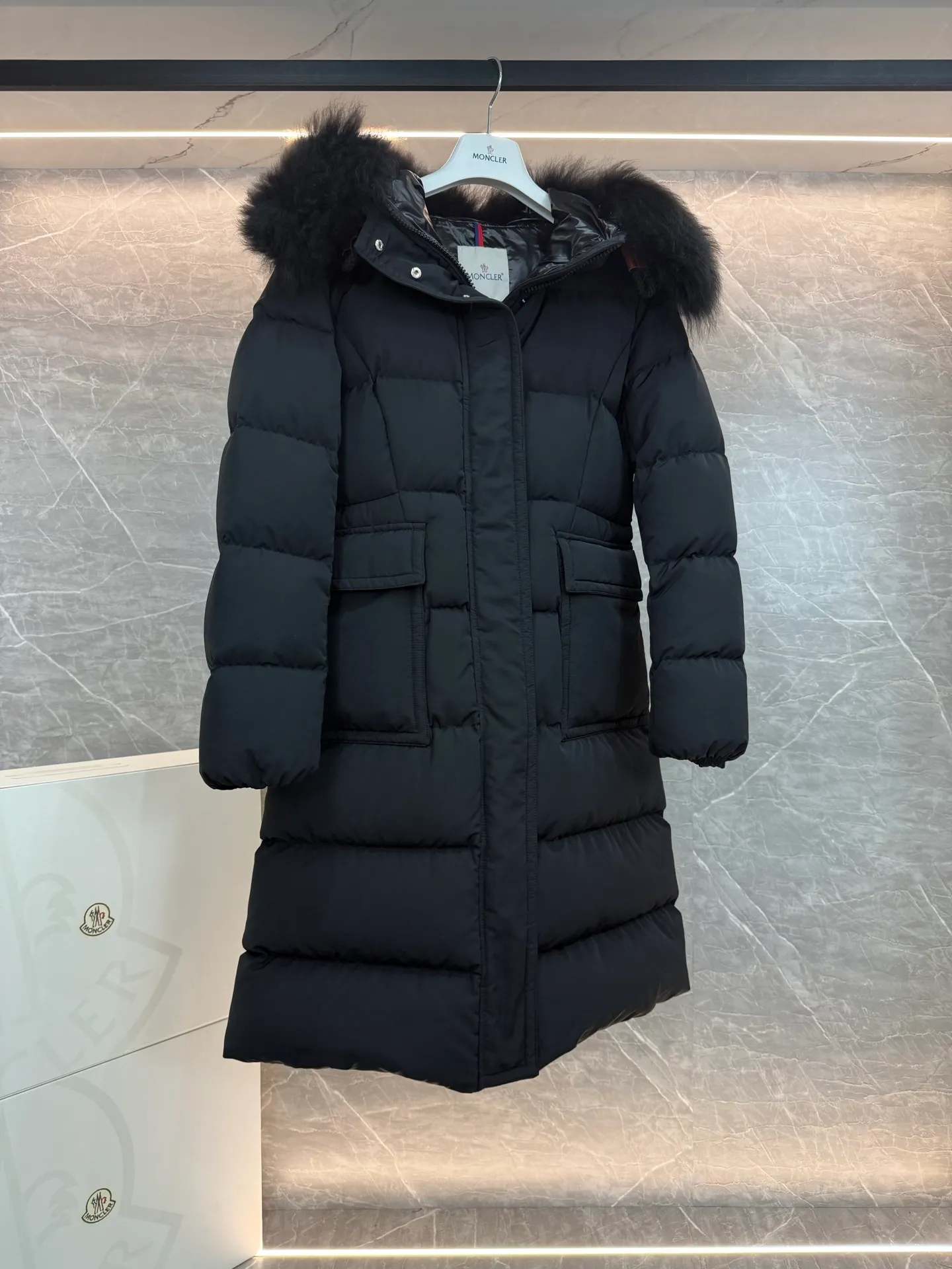 P1180 New Down ⬆️Moncler* mid-length women's hooded long down jacket. The long down jacket combines exquisite materials and attention to details. The timeless and elegant fashion design can provide you with a warm and caring wearing experience. The adjustable hood embellishment, oversized wool collar, and loose fit design create a fashionable winter look. The comfortable hood is equipped with gorgeous wool decoration, full of atmosphere, and can be easily removed according to mood and weather conditions.   •Made of nylon fabric •Down filled •Hood with removable fleece collar •Two-way zipper closure •Suit pockets •Elastic cuffs Size : 0-3 P1360