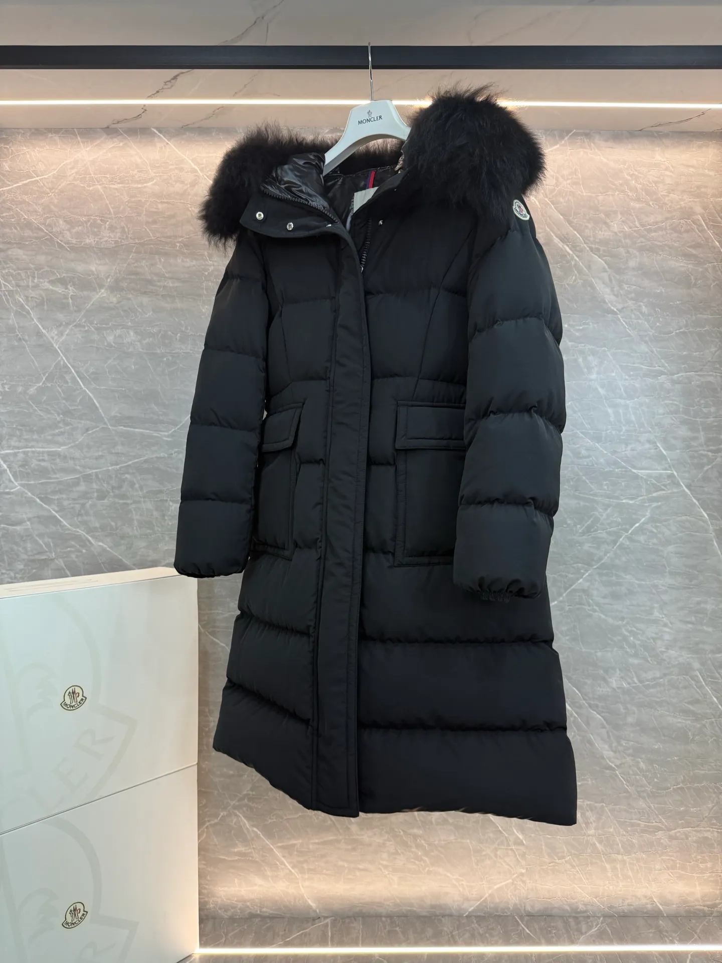 P1180 New Down ⬆️Moncler* mid-length women's hooded long down jacket. The long down jacket combines exquisite materials and attention to details. The timeless and elegant fashion design can provide you with a warm and caring wearing experience. The adjustable hood embellishment, oversized wool collar, and loose fit design create a fashionable winter look. The comfortable hood is equipped with gorgeous wool decoration, full of atmosphere, and can be easily removed according to mood and weather conditions.   •Made of nylon fabric •Down filled •Hood with removable fleece collar •Two-way zipper closure •Suit pockets •Elastic cuffs Size : 0-3 P1360