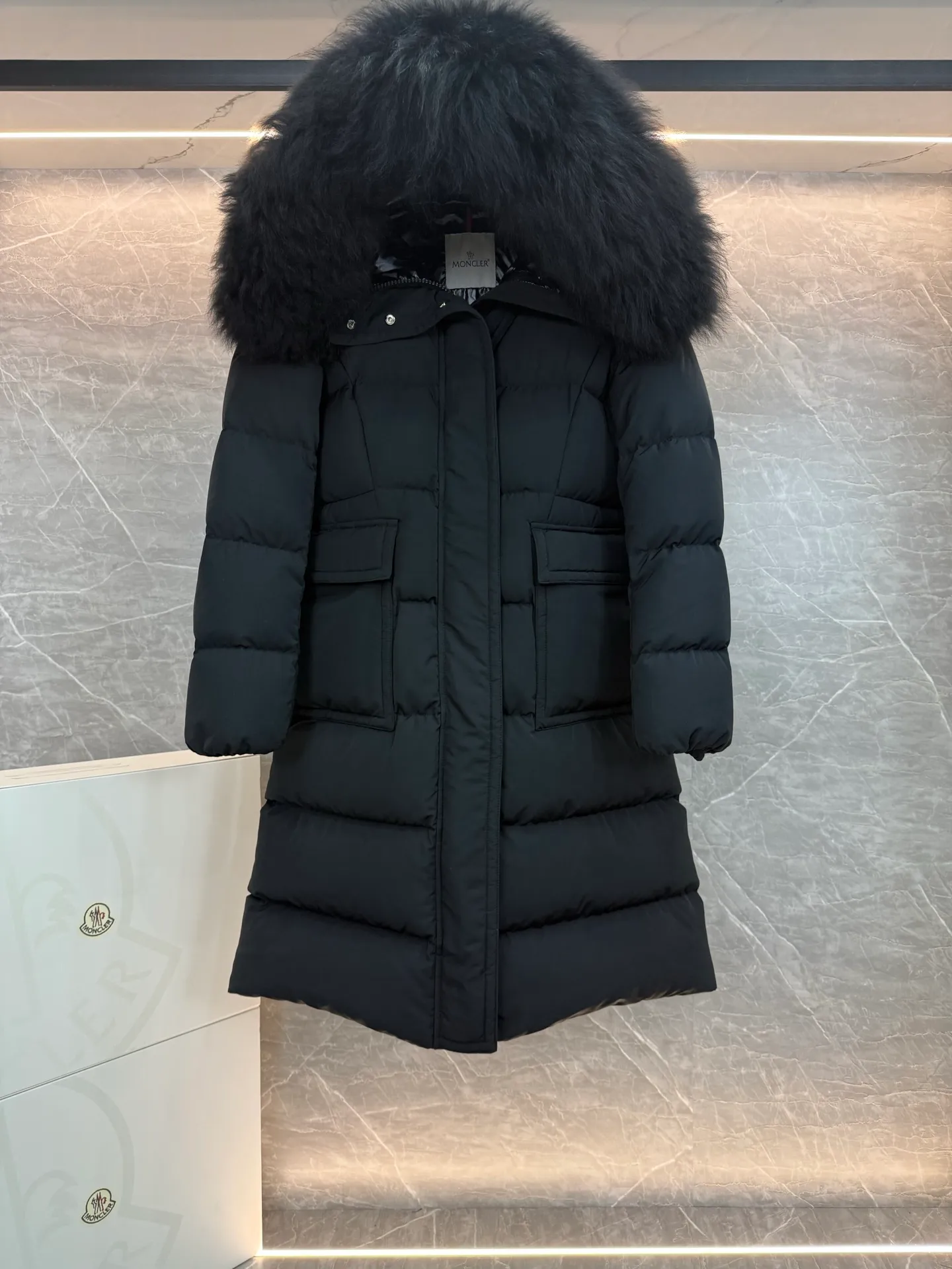 P1180 New Down ⬆️Moncler* mid-length women's hooded long down jacket. The long down jacket combines exquisite materials and attention to details. The timeless and elegant fashion design can provide you with a warm and caring wearing experience. The adjustable hood embellishment, oversized wool collar, and loose fit design create a fashionable winter look. The comfortable hood is equipped with gorgeous wool decoration, full of atmosphere, and can be easily removed according to mood and weather conditions.   •Made of nylon fabric •Down filled •Hood with removable fleece collar •Two-way zipper closure •Suit pockets •Elastic cuffs Size : 0-3 P1360