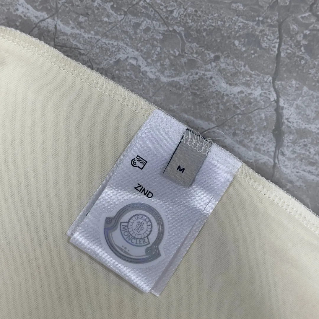 P140 💰Upgraded version "Mobile phone smart sensor ~ NFC chip armband ~ direct access to the official website for anti-counterfeiting" "Moncler ~ Mouth Mouth" 2025 new high-quality round neck short-sleeved T-shirt. The cuffs have imported embroidered labels. Customized dyeing, very comfortable to touch. Super versatile and good-looking short-sleeved. Complete with three labels. Non-market ordinary version. Feel free to compare. Quality is absolutely guaranteed! ‼ First of all, this original fabric is all custom-woven with 32-count double yarn fabric, 250G, and the weight is the same‼ Fine workmanship, double waistcoat method, double waistcoat method, double waistcoat method makes the whole dress more three-dimensional, which is not a craft that ordinary T-shirts can achieve🤪 Size: S-M-L-XL-2XL Color: black, white, apricot, same style for men and women
