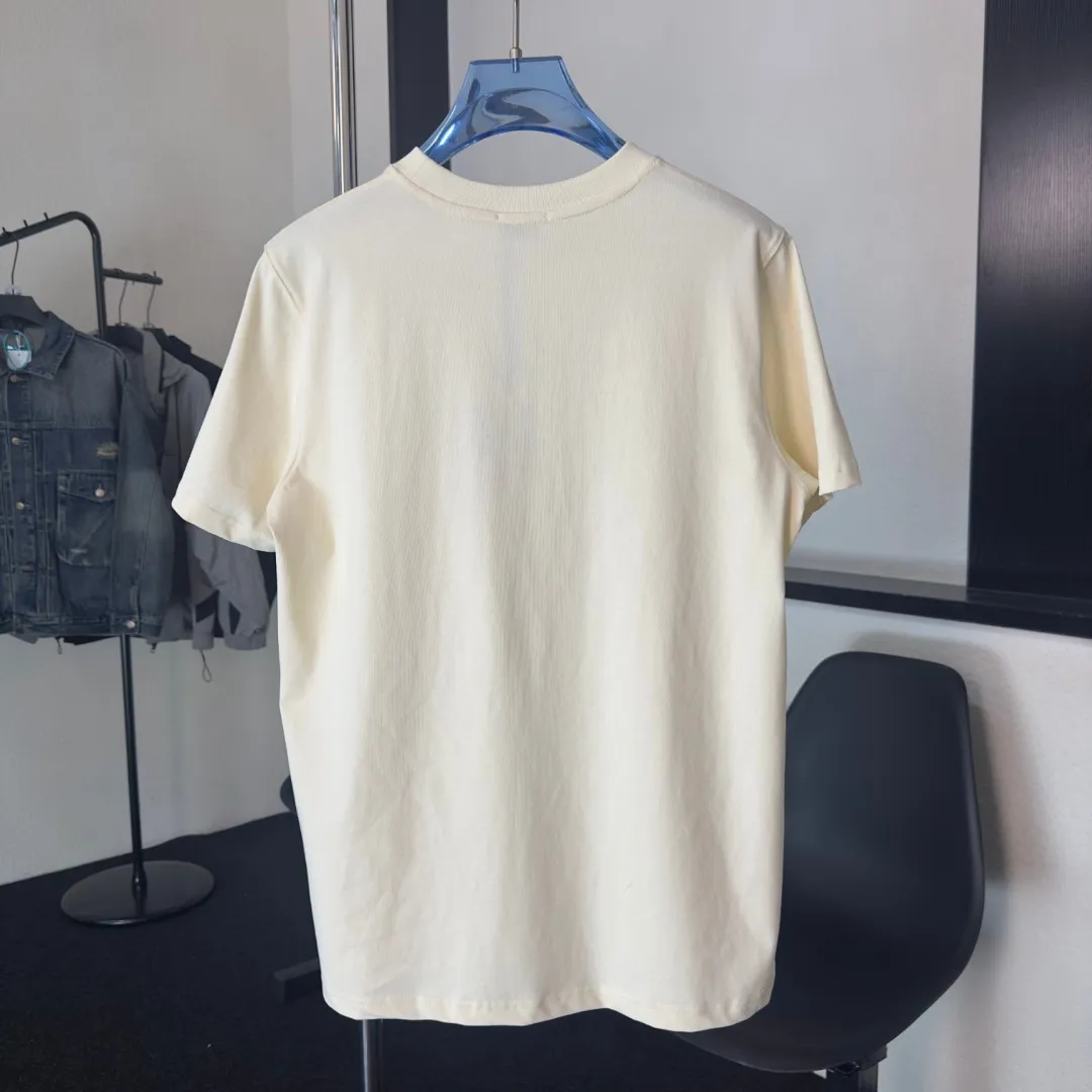 P140 💰Upgraded version "Mobile phone smart sensor ~ NFC chip armband ~ direct access to the official website for anti-counterfeiting" "Moncler ~ Mouth Mouth" 2025 new high-quality round neck short-sleeved T-shirt. The cuffs have imported embroidered labels. Customized dyeing, very comfortable to touch. Super versatile and good-looking short-sleeved. Complete with three labels. Non-market ordinary version. Feel free to compare. Quality is absolutely guaranteed! ‼ First of all, this original fabric is all custom-woven with 32-count double yarn fabric, 250G, and the weight is the same‼ Fine workmanship, double waistcoat method, double waistcoat method, double waistcoat method makes the whole dress more three-dimensional, which is not a craft that ordinary T-shirts can achieve🤪 Size: S-M-L-XL-2XL Color: black, white, apricot, same style for men and women
