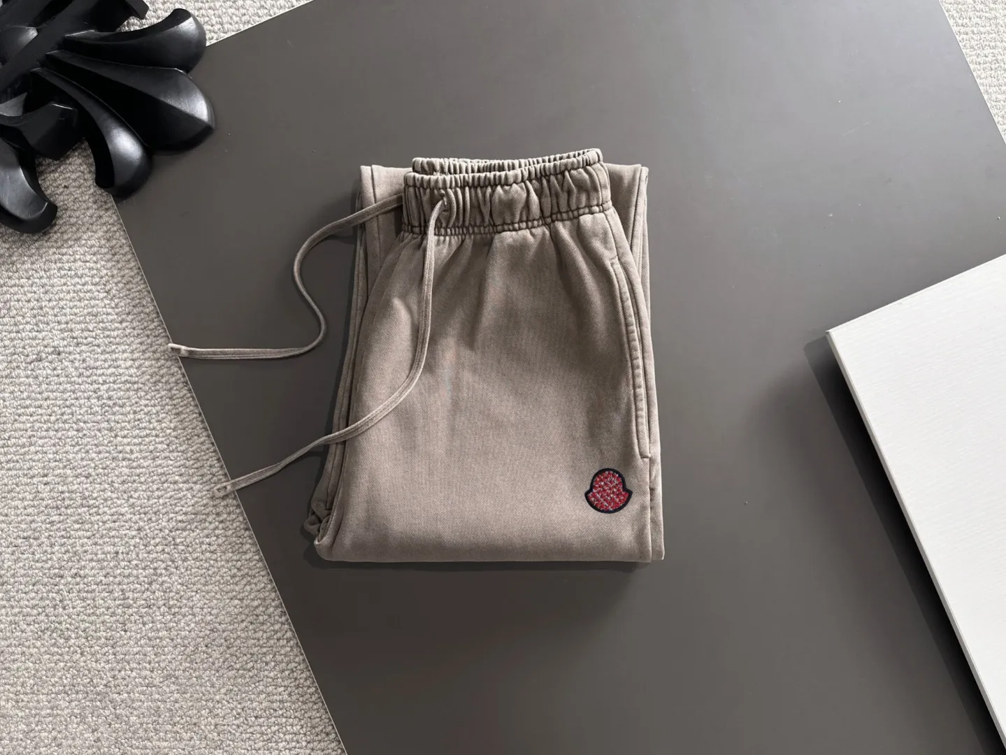 Next day shipment P360 MONCLER/Mongoose Exclusive first release of 25ss autumn and winter new high-quality trousers Compare real-life details at will A perfect choice for autumn and winter. A must-have item. Loose fit. Please refer to the size chart when placing an order: S to XXL (or state your height and weight when placing an order)