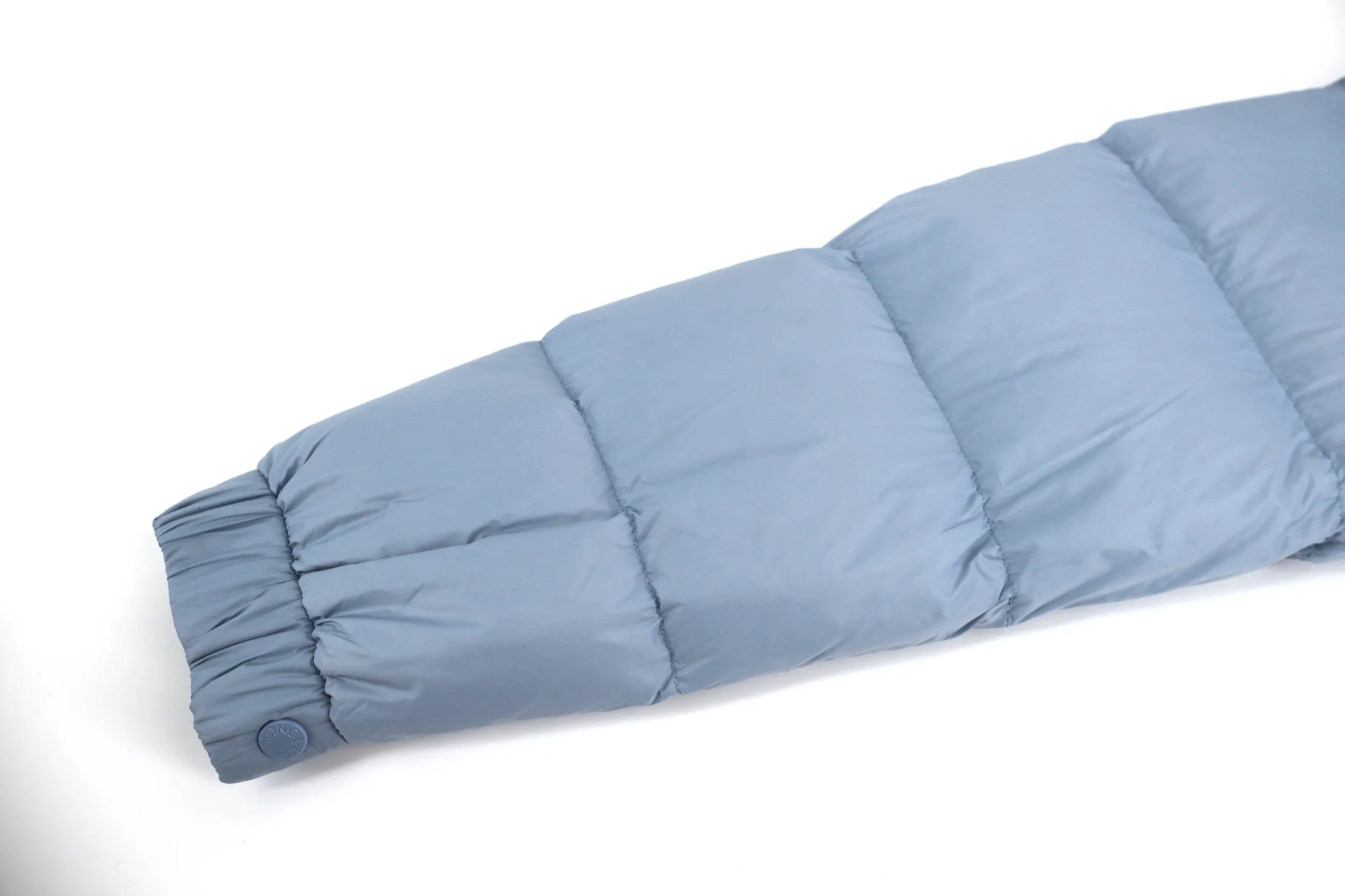 P1100 Moncler Citala Series Logo Patch Stand Collar Down Jacket (Blue) The latest national standard 90 white duck down, each piece has a down filling capacity of more than 300g. The fabric is made of nylon with iconic rectangular quilting. It is made from a large factory. The transparency of the down material is over 800 degrees. After drying and disinfection, it is pollution-free and impurity-free. The down is not damp, not burnt, not brittle, soft and smooth, has good gloss and high fluffiness. The original The material belt test report is all tested in accordance with the national standard. The down raw materials are processed through multiple processes, including rough classification, dust removal, cleaning, drying, drying, and cooling. The entire process complies with the national standard. Glue down is rejected. The latest national standard 90 white duck down does not contain long hair pieces. Large down florets are carefully selected, with high loft and high warmth. The outer body is made of 100% fabric. Nylon, lining 100% nylon, high-density fabric, water-repellent and breathable, effectively prevents drizzle from wetting the lining, soft, breathable and comfortable, anti-velvet technology, prevents velvet, careful craftsmanship, high velvet locking, solves the problem of velvet. Imported organ anti-lint needles are used to effectively prevent high temperature from damaging the fabric. The needle holes are finer, effectively dissipating static electricity and reducing the possibility of lint drilling. Tight sewing, imported sewing equipment, up to 13 stitches per centimeter, hemming and locking velvet, double-thread three-dimensional hemming, snug fit and no velvet running. The anti-drilling velvet fabric tightly locks the down. Special waterproof additives are added during the fabric weaving process to make the fabric water-repellent, making it difficult for rain and snow to invade. The felt embroidery label uses an imported Barudan/Behringer embroidery machine, and the embroidery is clear, delicate, three-dimensional and full. The original label is customized, and the water-washed woven label has corresponding details for each couplet. The internal picture uses rounded corners and stitching. Three complete labels: hangtag, collar label, washable label, mold-making custom hardware, custom-engraved hardware, and sensor chip included. Size:1-2-3-4-5