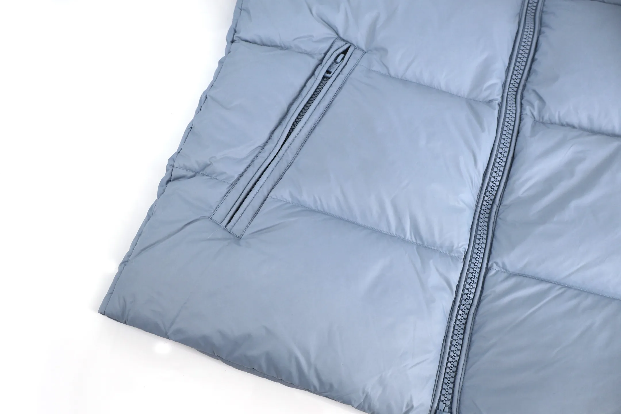 P1100 Moncler Citala Series Logo Patch Stand Collar Down Jacket (Blue) The latest national standard 90 white duck down, each piece has a down filling capacity of more than 300g. The fabric is made of nylon with iconic rectangular quilting. It is made from a large factory. The transparency of the down material is over 800 degrees. After drying and disinfection, it is pollution-free and impurity-free. The down is not damp, not burnt, not brittle, soft and smooth, has good gloss and high fluffiness. The original The material belt test report is all tested in accordance with the national standard. The down raw materials are processed through multiple processes, including rough classification, dust removal, cleaning, drying, drying, and cooling. The entire process complies with the national standard. Glue down is rejected. The latest national standard 90 white duck down does not contain long hair pieces. Large down florets are carefully selected, with high loft and high warmth. The outer body is made of 100% fabric. Nylon, lining 100% nylon, high-density fabric, water-repellent and breathable, effectively prevents drizzle from wetting the lining, soft, breathable and comfortable, anti-velvet technology, prevents velvet, careful craftsmanship, high velvet locking, solves the problem of velvet. Imported organ anti-lint needles are used to effectively prevent high temperature from damaging the fabric. The needle holes are finer, effectively dissipating static electricity and reducing the possibility of lint drilling. Tight sewing, imported sewing equipment, up to 13 stitches per centimeter, hemming and locking velvet, double-thread three-dimensional hemming, snug fit and no velvet running. The anti-drilling velvet fabric tightly locks the down. Special waterproof additives are added during the fabric weaving process to make the fabric water-repellent, making it difficult for rain and snow to invade. The felt embroidery label uses an imported Barudan/Behringer embroidery machine, and the embroidery is clear, delicate, three-dimensional and full. The original label is customized, and the water-washed woven label has corresponding details for each couplet. The internal picture uses rounded corners and stitching. Three complete labels: hangtag, collar label, washable label, mold-making custom hardware, custom-engraved hardware, and sensor chip included. Size:1-2-3-4-5