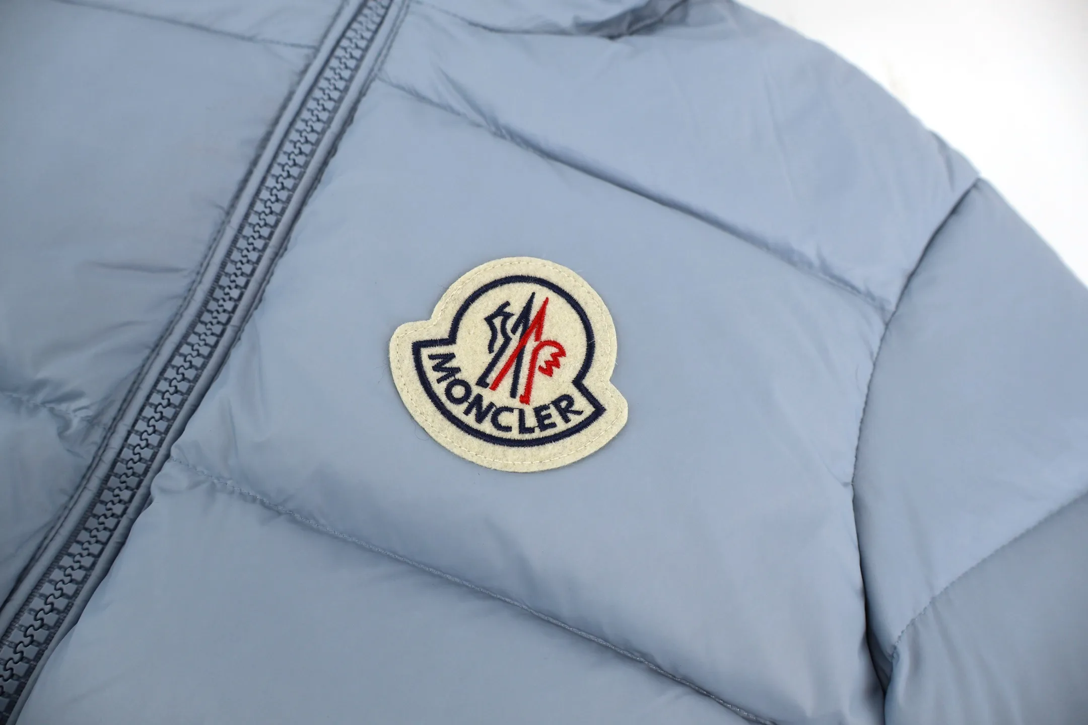 P1100 Moncler Citala Series Logo Patch Stand Collar Down Jacket (Blue) The latest national standard 90 white duck down, each piece has a down filling capacity of more than 300g. The fabric is made of nylon with iconic rectangular quilting. It is made from a large factory. The transparency of the down material is over 800 degrees. After drying and disinfection, it is pollution-free and impurity-free. The down is not damp, not burnt, not brittle, soft and smooth, has good gloss and high fluffiness. The original The material belt test report is all tested in accordance with the national standard. The down raw materials are processed through multiple processes, including rough classification, dust removal, cleaning, drying, drying, and cooling. The entire process complies with the national standard. Glue down is rejected. The latest national standard 90 white duck down does not contain long hair pieces. Large down florets are carefully selected, with high loft and high warmth. The outer body is made of 100% fabric. Nylon, lining 100% nylon, high-density fabric, water-repellent and breathable, effectively prevents drizzle from wetting the lining, soft, breathable and comfortable, anti-velvet technology, prevents velvet, careful craftsmanship, high velvet locking, solves the problem of velvet. Imported organ anti-lint needles are used to effectively prevent high temperature from damaging the fabric. The needle holes are finer, effectively dissipating static electricity and reducing the possibility of lint drilling. Tight sewing, imported sewing equipment, up to 13 stitches per centimeter, hemming and locking velvet, double-thread three-dimensional hemming, snug fit and no velvet running. The anti-drilling velvet fabric tightly locks the down. Special waterproof additives are added during the fabric weaving process to make the fabric water-repellent, making it difficult for rain and snow to invade. The felt embroidery label uses an imported Barudan/Behringer embroidery machine, and the embroidery is clear, delicate, three-dimensional and full. The original label is customized, and the water-washed woven label has corresponding details for each couplet. The internal picture uses rounded corners and stitching. Three complete labels: hangtag, collar label, washable label, mold-making custom hardware, custom-engraved hardware, and sensor chip included. Size:1-2-3-4-5