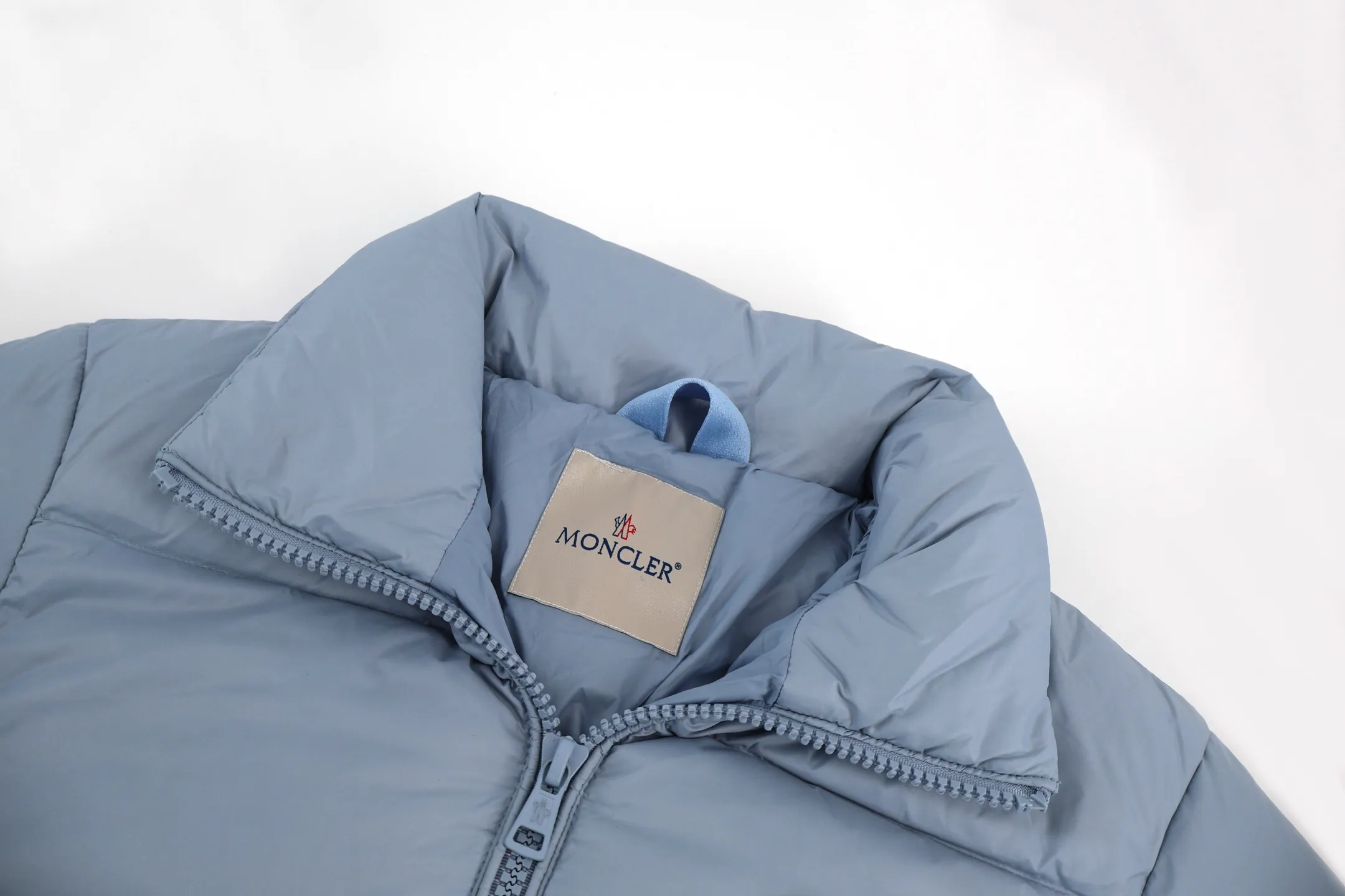 P1100 Moncler Citala Series Logo Patch Stand Collar Down Jacket (Blue) The latest national standard 90 white duck down, each piece has a down filling capacity of more than 300g. The fabric is made of nylon with iconic rectangular quilting. It is made from a large factory. The transparency of the down material is over 800 degrees. After drying and disinfection, it is pollution-free and impurity-free. The down is not damp, not burnt, not brittle, soft and smooth, has good gloss and high fluffiness. The original The material belt test report is all tested in accordance with the national standard. The down raw materials are processed through multiple processes, including rough classification, dust removal, cleaning, drying, drying, and cooling. The entire process complies with the national standard. Glue down is rejected. The latest national standard 90 white duck down does not contain long hair pieces. Large down florets are carefully selected, with high loft and high warmth. The outer body is made of 100% fabric. Nylon, lining 100% nylon, high-density fabric, water-repellent and breathable, effectively prevents drizzle from wetting the lining, soft, breathable and comfortable, anti-velvet technology, prevents velvet, careful craftsmanship, high velvet locking, solves the problem of velvet. Imported organ anti-lint needles are used to effectively prevent high temperature from damaging the fabric. The needle holes are finer, effectively dissipating static electricity and reducing the possibility of lint drilling. Tight sewing, imported sewing equipment, up to 13 stitches per centimeter, hemming and locking velvet, double-thread three-dimensional hemming, snug fit and no velvet running. The anti-drilling velvet fabric tightly locks the down. Special waterproof additives are added during the fabric weaving process to make the fabric water-repellent, making it difficult for rain and snow to invade. The felt embroidery label uses an imported Barudan/Behringer embroidery machine, and the embroidery is clear, delicate, three-dimensional and full. The original label is customized, and the water-washed woven label has corresponding details for each couplet. The internal picture uses rounded corners and stitching. Three complete labels: hangtag, collar label, washable label, mold-making custom hardware, custom-engraved hardware, and sensor chip included. Size:1-2-3-4-5