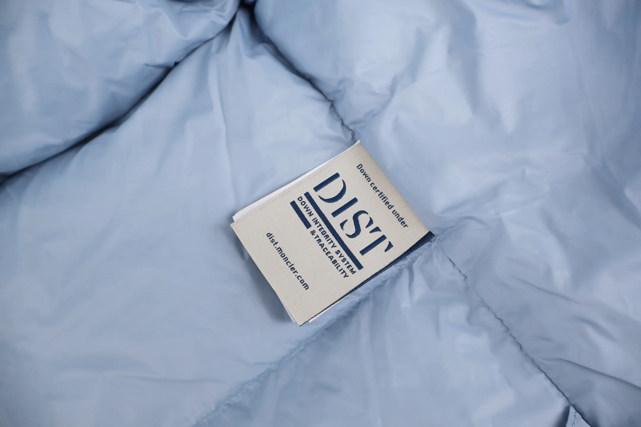 P1100 Moncler Citala Series Logo Patch Stand Collar Down Jacket (Blue) The latest national standard 90 white duck down, each piece has a down filling capacity of more than 300g. The fabric is made of nylon with iconic rectangular quilting. It is made from a large factory. The transparency of the down material is over 800 degrees. After drying and disinfection, it is pollution-free and impurity-free. The down is not damp, not burnt, not brittle, soft and smooth, has good gloss and high fluffiness. The original The material belt test report is all tested in accordance with the national standard. The down raw materials are processed through multiple processes, including rough classification, dust removal, cleaning, drying, drying, and cooling. The entire process complies with the national standard. Glue down is rejected. The latest national standard 90 white duck down does not contain long hair pieces. Large down florets are carefully selected, with high loft and high warmth. The outer body is made of 100% fabric. Nylon, lining 100% nylon, high-density fabric, water-repellent and breathable, effectively prevents drizzle from wetting the lining, soft, breathable and comfortable, anti-velvet technology, prevents velvet, careful craftsmanship, high velvet locking, solves the problem of velvet. Imported organ anti-lint needles are used to effectively prevent high temperature from damaging the fabric. The needle holes are finer, effectively dissipating static electricity and reducing the possibility of lint drilling. Tight sewing, imported sewing equipment, up to 13 stitches per centimeter, hemming and locking velvet, double-thread three-dimensional hemming, snug fit and no velvet running. The anti-drilling velvet fabric tightly locks the down. Special waterproof additives are added during the fabric weaving process to make the fabric water-repellent, making it difficult for rain and snow to invade. The felt embroidery label uses an imported Barudan/Behringer embroidery machine, and the embroidery is clear, delicate, three-dimensional and full. The original label is customized, and the water-washed woven label has corresponding details for each couplet. The internal picture uses rounded corners and stitching. Three complete labels: hangtag, collar label, washable label, mold-making custom hardware, custom-engraved hardware, and sensor chip included. Size:1-2-3-4-5