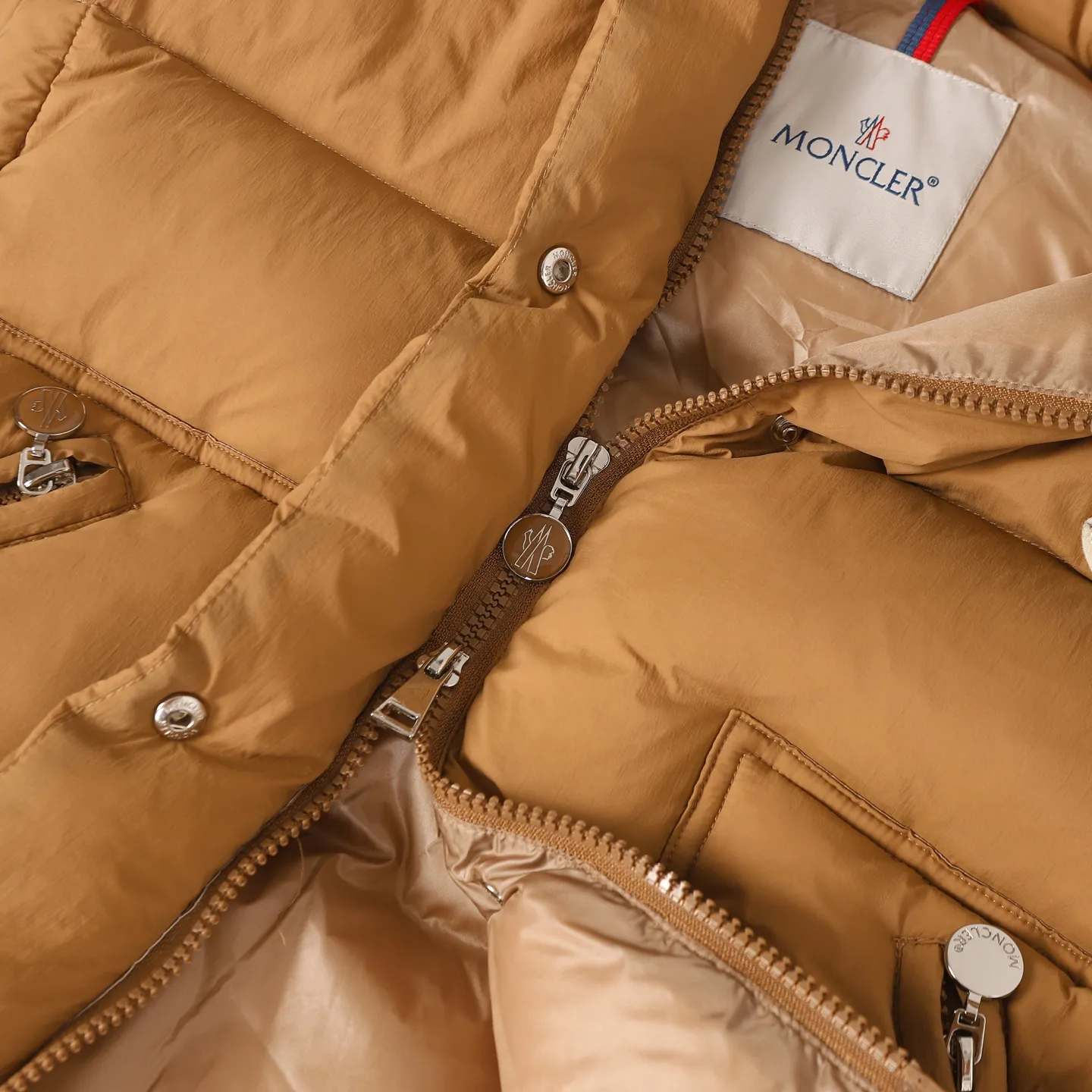P900 MONCLER/Mask 25ss new detachable vest down jacket is made of custom-made YB imported windproof and waterproof nylon material. The craftsmanship is restored and the material is upgraded to improve the cold protection function in autumn and winter. Filled with white goose velvet, the whole piece is lightweight and warm. It can be worn as a zippered detachable long-sleeved jacket and a sleeveless vest. The torso is embossed with a rectangular pattern, with overlaid zipper pockets and drawstrings. The layers collide and the design is rich and varied. The iconic logo patch on the chest is embellished to highlight a low-key sense of luxury. Exquisite details can successfully get rid of dullness and integrate warmth and fashion. Customized surface accessories, look for the correct version, down filling standard: national standard 90 down, down filling: white goose down, high version, size: 1/2/3/4