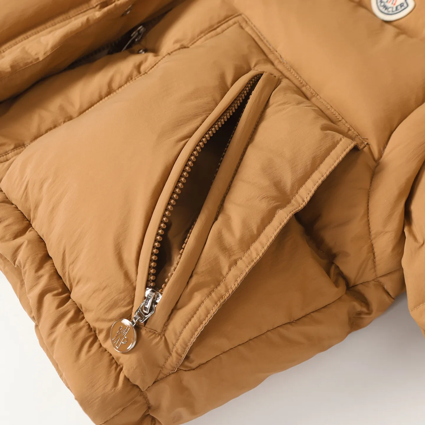 P900 MONCLER/Mask 25ss new detachable vest down jacket is made of custom-made YB imported windproof and waterproof nylon material. The craftsmanship is restored and the material is upgraded to improve the cold protection function in autumn and winter. Filled with white goose velvet, the whole piece is lightweight and warm. It can be worn as a zippered detachable long-sleeved jacket and a sleeveless vest. The torso is embossed with a rectangular pattern, with overlaid zipper pockets and drawstrings. The layers collide and the design is rich and varied. The iconic logo patch on the chest is embellished to highlight a low-key sense of luxury. Exquisite details can successfully get rid of dullness and integrate warmth and fashion. Customized surface accessories, look for the correct version, down filling standard: national standard 90 down, down filling: white goose down, high version, size: 1/2/3/4