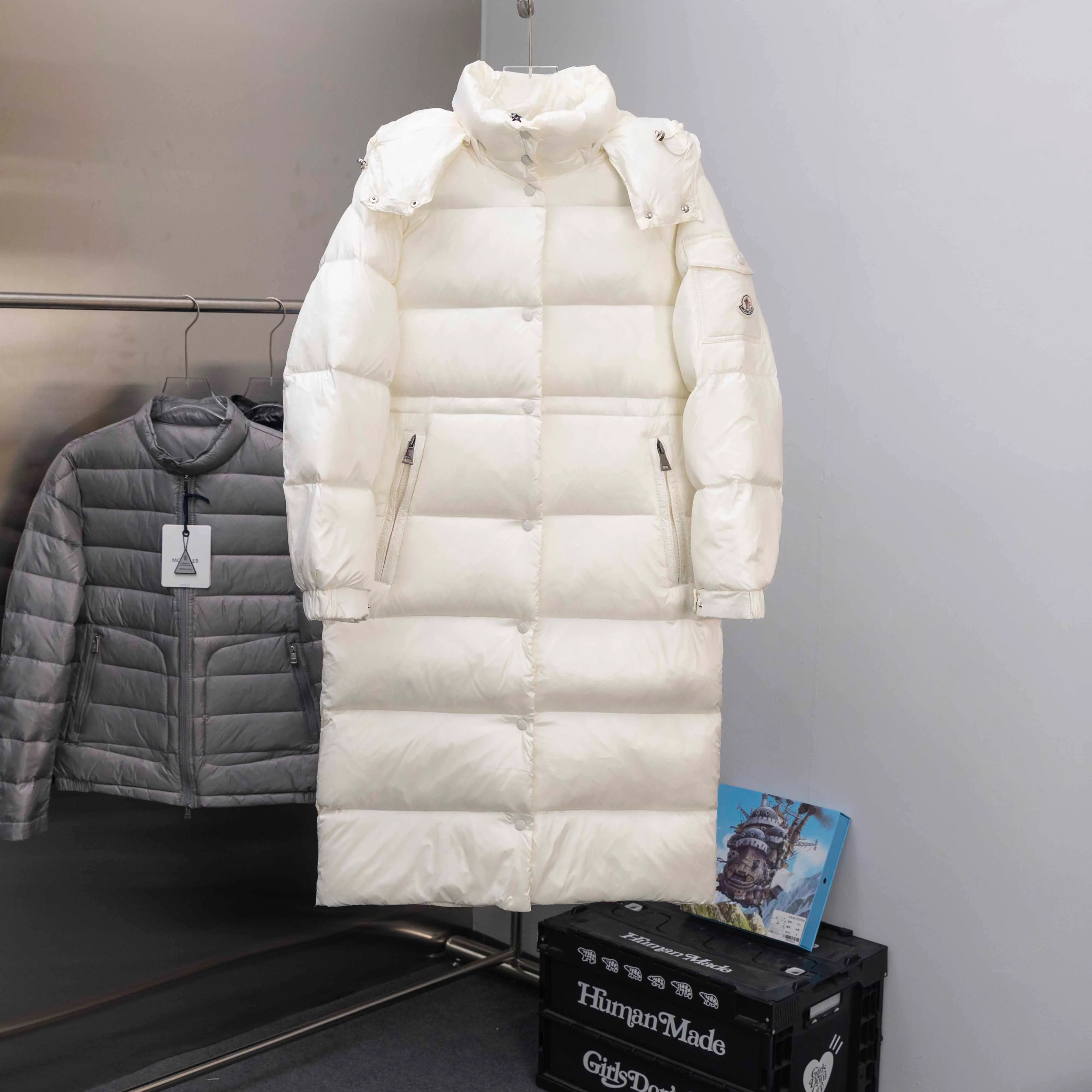 P790 2025 autumn and winter new style 🆕Special down ⬆️Moncler Cavettaz long women's down jacket jacket. 480g duck down filling ❗️❗️❗️A walking duvet. Kill all low-end duck down shriveled versions. High-end exclusive. Dedicated to high-demand fairies with obsessive-compulsive disorder. Cavettaz women's long down jacket uses iconic nylon Made from laqué fabric, designed to handle a variety of environments.  The Cavettaz down jacket features a classic shape and checkered quilting for a simple yet distinct aesthetic. This long piece is made from nylon laqué fabric, giving it the instantly recognizable signature of the brand. Details Made of nylon laqué Nylon laqué lining Filled with down Removable hood Zipper and snap closure Zippered pockets Adjustable cuffs Elastic waist and hem Size: 1234 Black White 123 Fairy
