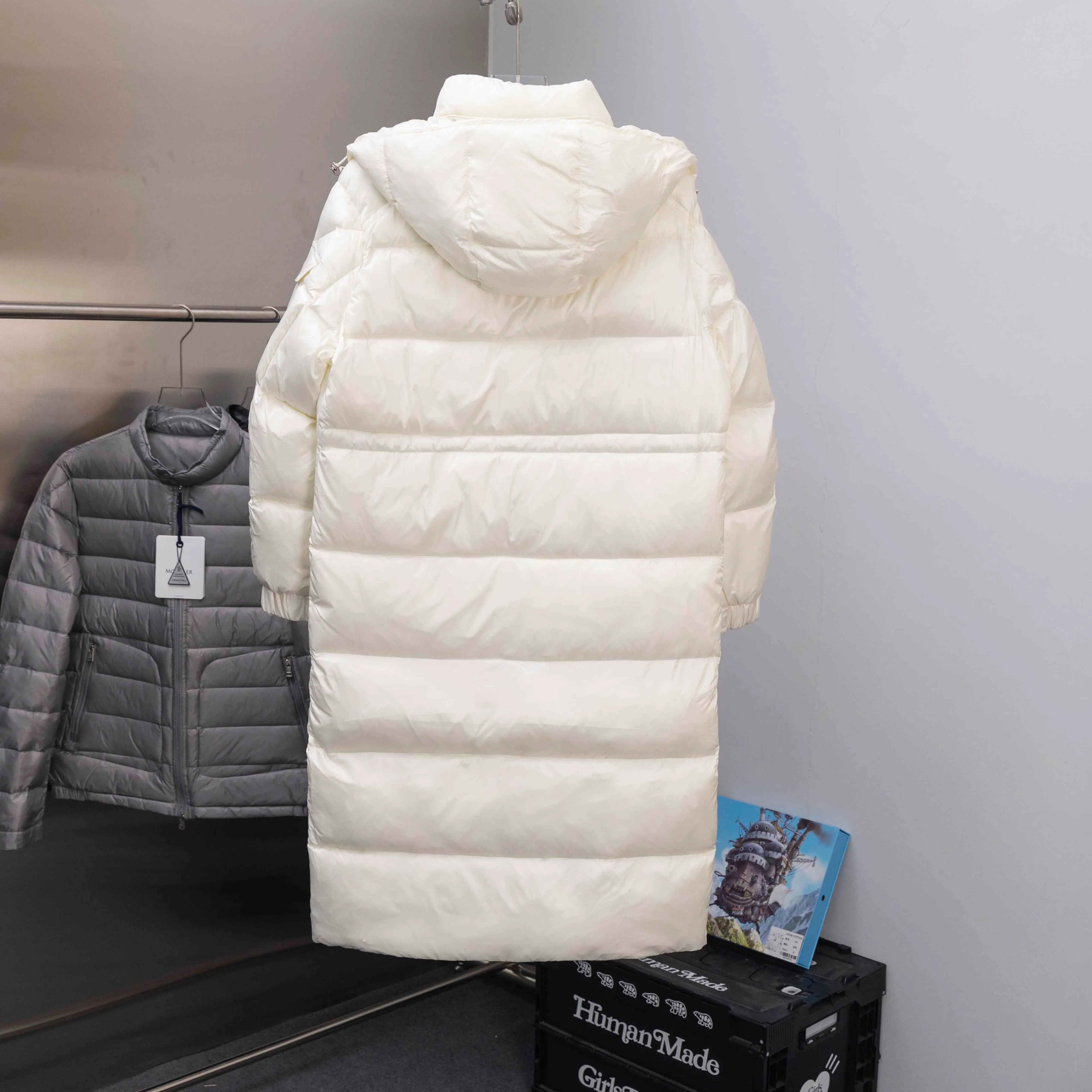 P790 2025 autumn and winter new style 🆕Special down ⬆️Moncler Cavettaz long women's down jacket jacket. 480g duck down filling ❗️❗️❗️A walking duvet. Kill all low-end duck down shriveled versions. High-end exclusive. Dedicated to high-demand fairies with obsessive-compulsive disorder. Cavettaz women's long down jacket uses iconic nylon Made from laqué fabric, designed to handle a variety of environments.  The Cavettaz down jacket features a classic shape and checkered quilting for a simple yet distinct aesthetic. This long piece is made from nylon laqué fabric, giving it the instantly recognizable signature of the brand. Details Made of nylon laqué Nylon laqué lining Filled with down Removable hood Zipper and snap closure Zippered pockets Adjustable cuffs Elastic waist and hem Size: 1234 Black White 123 Fairy