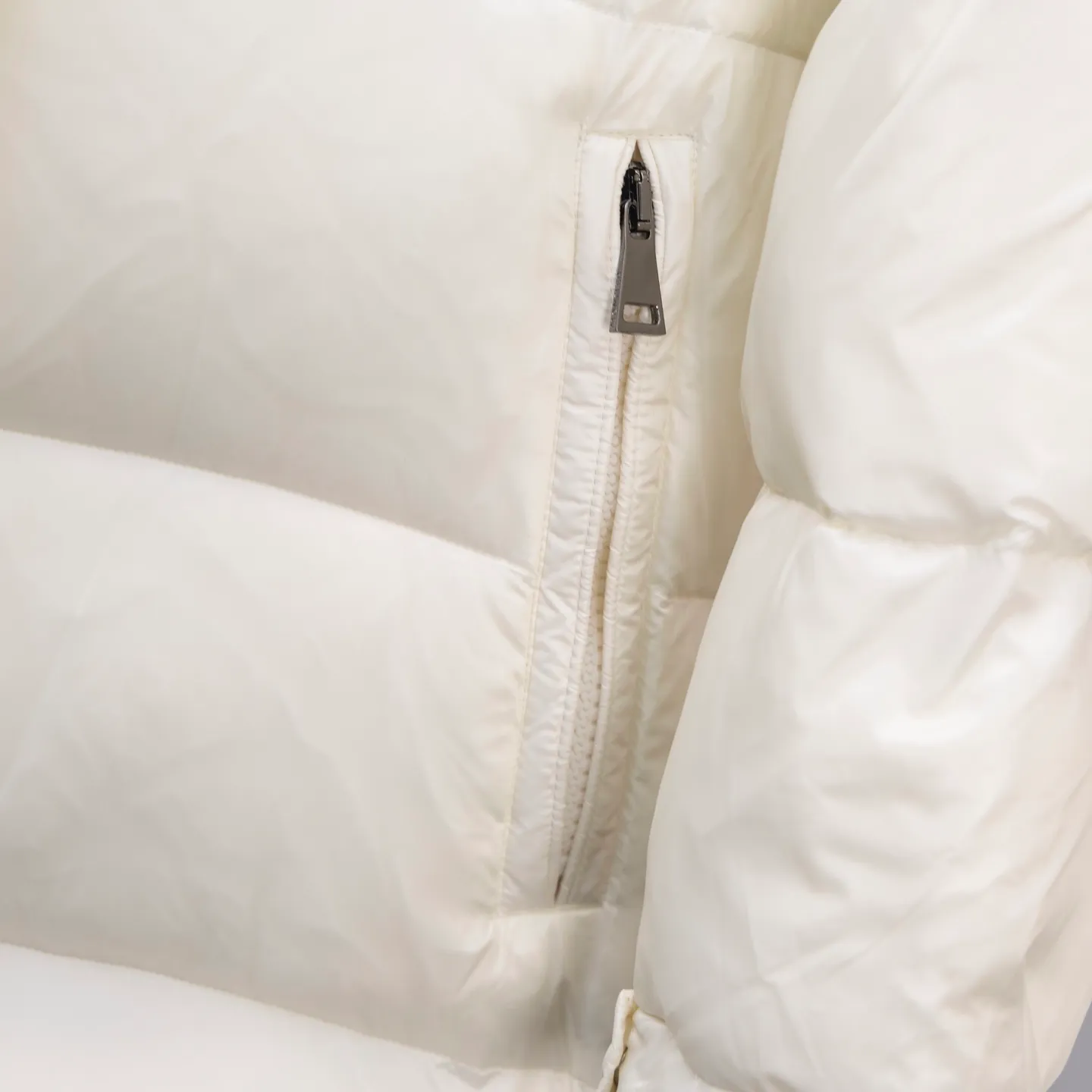 P790 2025 autumn and winter new style 🆕Special down ⬆️Moncler Cavettaz long women's down jacket jacket. 480g duck down filling ❗️❗️❗️A walking duvet. Kill all low-end duck down shriveled versions. High-end exclusive. Dedicated to high-demand fairies with obsessive-compulsive disorder. Cavettaz women's long down jacket uses iconic nylon Made from laqué fabric, designed to handle a variety of environments.  The Cavettaz down jacket features a classic shape and checkered quilting for a simple yet distinct aesthetic. This long piece is made from nylon laqué fabric, giving it the instantly recognizable signature of the brand. Details Made of nylon laqué Nylon laqué lining Filled with down Removable hood Zipper and snap closure Zippered pockets Adjustable cuffs Elastic waist and hem Size: 1234 Black White 123 Fairy