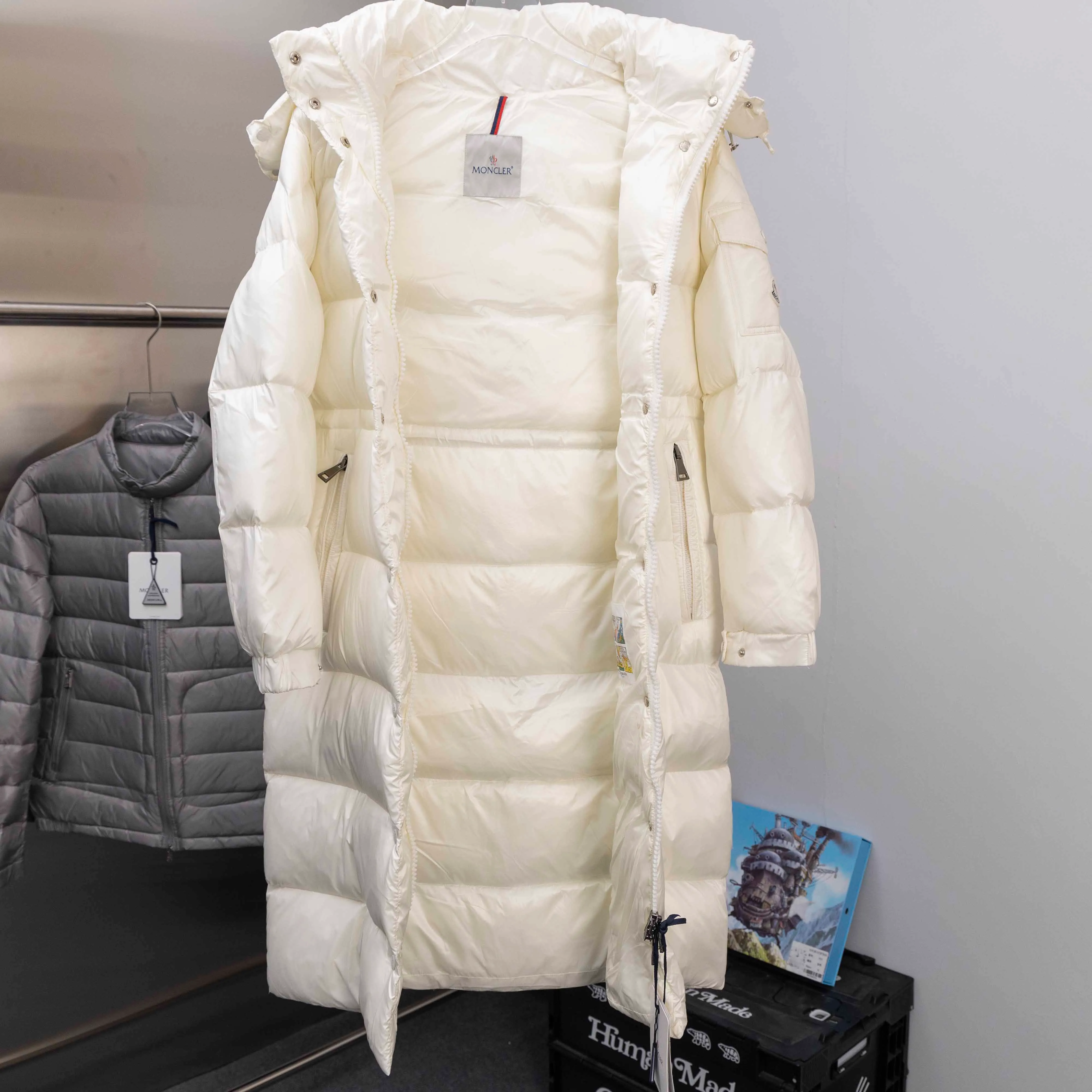 P790 2025 autumn and winter new style 🆕Special down ⬆️Moncler Cavettaz long women's down jacket jacket. 480g duck down filling ❗️❗️❗️A walking duvet. Kill all low-end duck down shriveled versions. High-end exclusive. Dedicated to high-demand fairies with obsessive-compulsive disorder. Cavettaz women's long down jacket uses iconic nylon Made from laqué fabric, designed to handle a variety of environments.  The Cavettaz down jacket features a classic shape and checkered quilting for a simple yet distinct aesthetic. This long piece is made from nylon laqué fabric, giving it the instantly recognizable signature of the brand. Details Made of nylon laqué Nylon laqué lining Filled with down Removable hood Zipper and snap closure Zippered pockets Adjustable cuffs Elastic waist and hem Size: 1234 Black White 123 Fairy