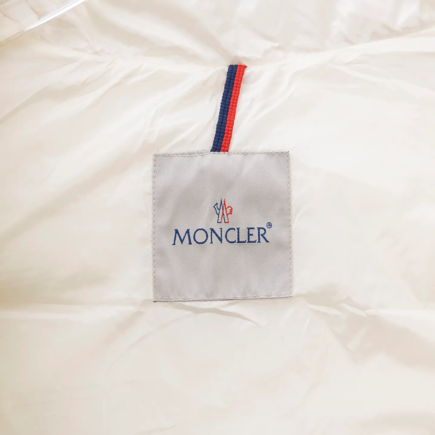 P790 2025 autumn and winter new style 🆕Special down ⬆️Moncler Cavettaz long women's down jacket jacket. 480g duck down filling ❗️❗️❗️A walking duvet. Kill all low-end duck down shriveled versions. High-end exclusive. Dedicated to high-demand fairies with obsessive-compulsive disorder. Cavettaz women's long down jacket uses iconic nylon Made from laqué fabric, designed to handle a variety of environments.  The Cavettaz down jacket features a classic shape and checkered quilting for a simple yet distinct aesthetic. This long piece is made from nylon laqué fabric, giving it the instantly recognizable signature of the brand. Details Made of nylon laqué Nylon laqué lining Filled with down Removable hood Zipper and snap closure Zippered pockets Adjustable cuffs Elastic waist and hem Size: 1234 Black White 123 Fairy