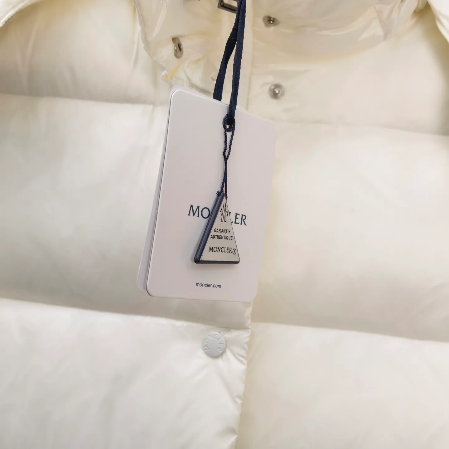 P790 2025 autumn and winter new style 🆕Special down ⬆️Moncler Cavettaz long women's down jacket jacket. 480g duck down filling ❗️❗️❗️A walking duvet. Kill all low-end duck down shriveled versions. High-end exclusive. Dedicated to high-demand fairies with obsessive-compulsive disorder. Cavettaz women's long down jacket uses iconic nylon Made from laqué fabric, designed to handle a variety of environments.  The Cavettaz down jacket features a classic shape and checkered quilting for a simple yet distinct aesthetic. This long piece is made from nylon laqué fabric, giving it the instantly recognizable signature of the brand. Details Made of nylon laqué Nylon laqué lining Filled with down Removable hood Zipper and snap closure Zippered pockets Adjustable cuffs Elastic waist and hem Size: 1234 Black White 123 Fairy