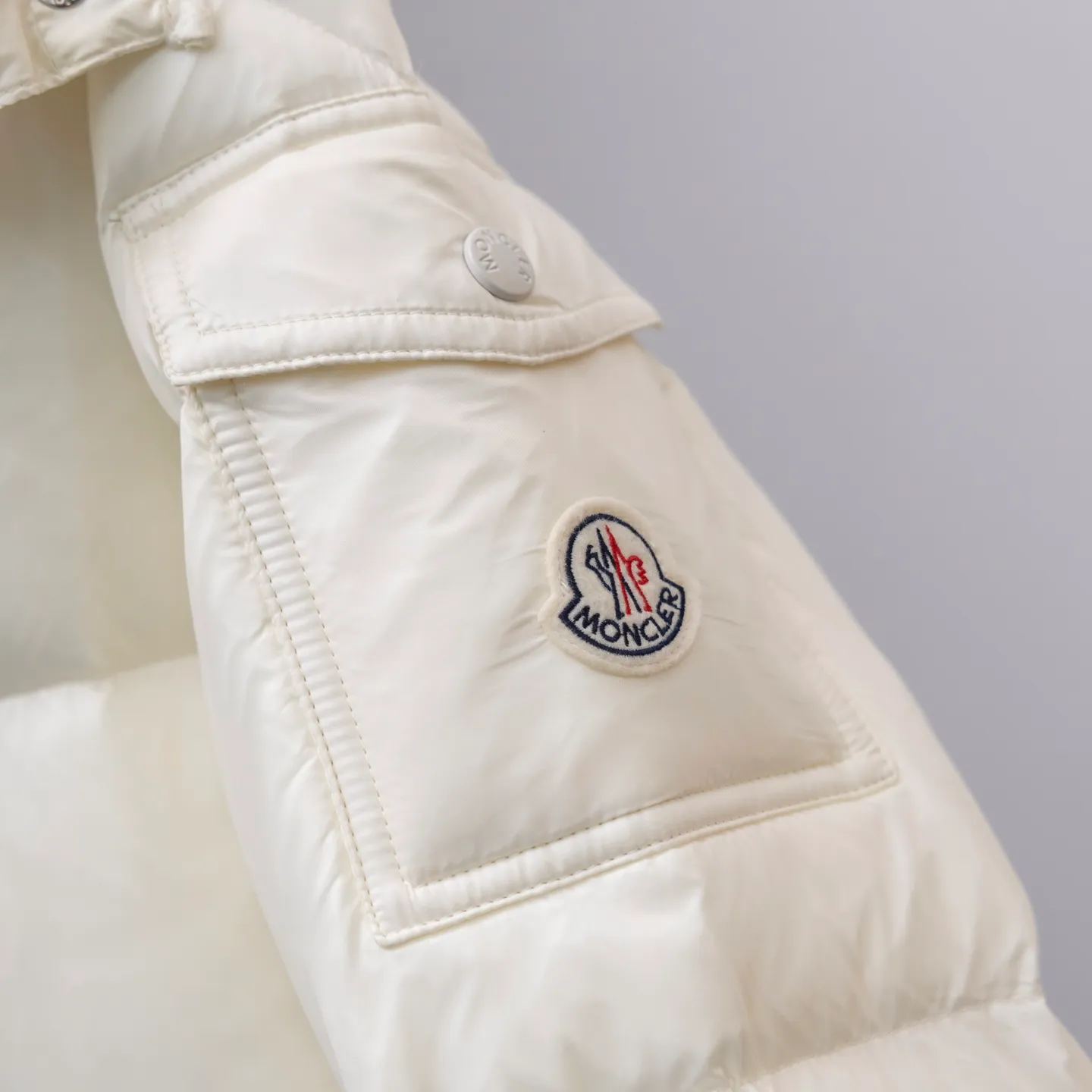 P790 2025 autumn and winter new style 🆕Special down ⬆️Moncler Cavettaz long women's down jacket jacket. 480g duck down filling ❗️❗️❗️A walking duvet. Kill all low-end duck down shriveled versions. High-end exclusive. Dedicated to high-demand fairies with obsessive-compulsive disorder. Cavettaz women's long down jacket uses iconic nylon Made from laqué fabric, designed to handle a variety of environments.  The Cavettaz down jacket features a classic shape and checkered quilting for a simple yet distinct aesthetic. This long piece is made from nylon laqué fabric, giving it the instantly recognizable signature of the brand. Details Made of nylon laqué Nylon laqué lining Filled with down Removable hood Zipper and snap closure Zippered pockets Adjustable cuffs Elastic waist and hem Size: 1234 Black White 123 Fairy