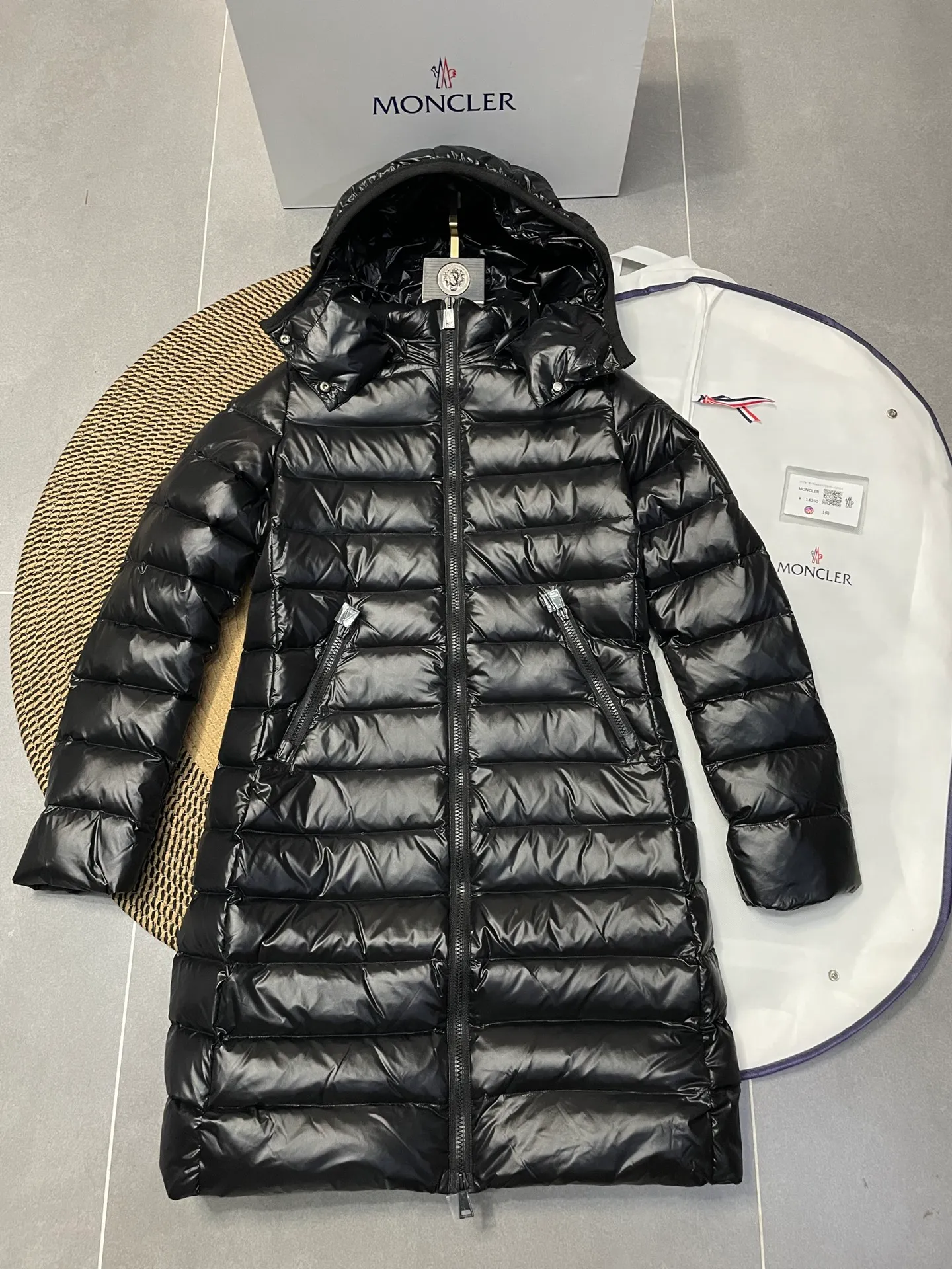 P900 𝗠𝗼𝗻𝗰𝗹𝗲𝗿 𝗠𝗼𝗸𝗮/Moncler long waist down jacket "Yang Mi, Li Bingbing, Shu Qi" same style long down jacket Best-selling style, a style favored by celebrities, with a waist cut and a long style with a hood. It is still popular after so many years. It is basically hard to find it at the counter or through official purchases‼ ️ What attracts you is not only the style, fabric, and tailoring, but also its uniqueness. It is light weight, warm, slightly slim-fitting, produced in the original factory, and there is no doubt about the workmanship‼ ️ 1⃣️The fabric of this piece must be talked about! The customer provides high-end polyester fiber fabric, pearl black technical fabric, velvet-proof, soft, thick and tough, good hand feel, and has certain windproof and waterproof functions. It can be said that this is rarely seen in down jacket fabrics in the past. I believe you will fall in love with it once you get it. 2⃣️ Carefully inspected 90 white goose down filling, the ready-made garment is full and light. 3⃣️Mid-length slim fit, the length is about above and below the knee, hooded design, hairless collar, hood🉑️removable! 4⃣️The front placket adopts a two-way zipper opening and closing, and the hardware is provided by the customer, which is smooth and non-stuck. There are side pockets on the left and right sides for convenient and safe storage. 5⃣️The arms are equipped with classic felt POLO logo pockets, which can be used to store items without looking monotonous.  Sizes 1-5