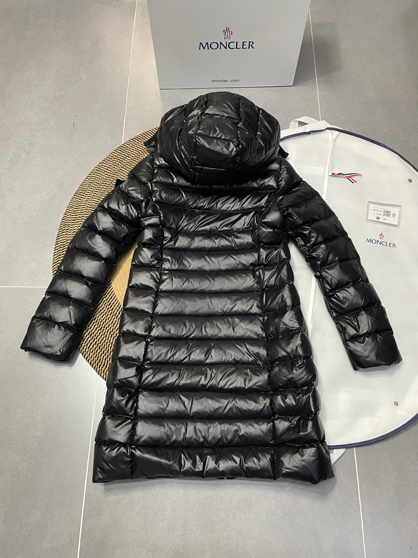 P900 𝗠𝗼𝗻𝗰𝗹𝗲𝗿 𝗠𝗼𝗸𝗮/Moncler long waist down jacket "Yang Mi, Li Bingbing, Shu Qi" same style long down jacket Best-selling style, a style favored by celebrities, with a waist cut and a long style with a hood. It is still popular after so many years. It is basically hard to find it at the counter or through official purchases‼ ️ What attracts you is not only the style, fabric, and tailoring, but also its uniqueness. It is light weight, warm, slightly slim-fitting, produced in the original factory, and there is no doubt about the workmanship‼ ️ 1⃣️The fabric of this piece must be talked about! The customer provides high-end polyester fiber fabric, pearl black technical fabric, velvet-proof, soft, thick and tough, good hand feel, and has certain windproof and waterproof functions. It can be said that this is rarely seen in down jacket fabrics in the past. I believe you will fall in love with it once you get it. 2⃣️ Carefully inspected 90 white goose down filling, the ready-made garment is full and light. 3⃣️Mid-length slim fit, the length is about above and below the knee, hooded design, hairless collar, hood🉑️removable! 4⃣️The front placket adopts a two-way zipper opening and closing, and the hardware is provided by the customer, which is smooth and non-stuck. There are side pockets on the left and right sides for convenient and safe storage. 5⃣️The arms are equipped with classic felt POLO logo pockets, which can be used to store items without looking monotonous.  Sizes 1-5