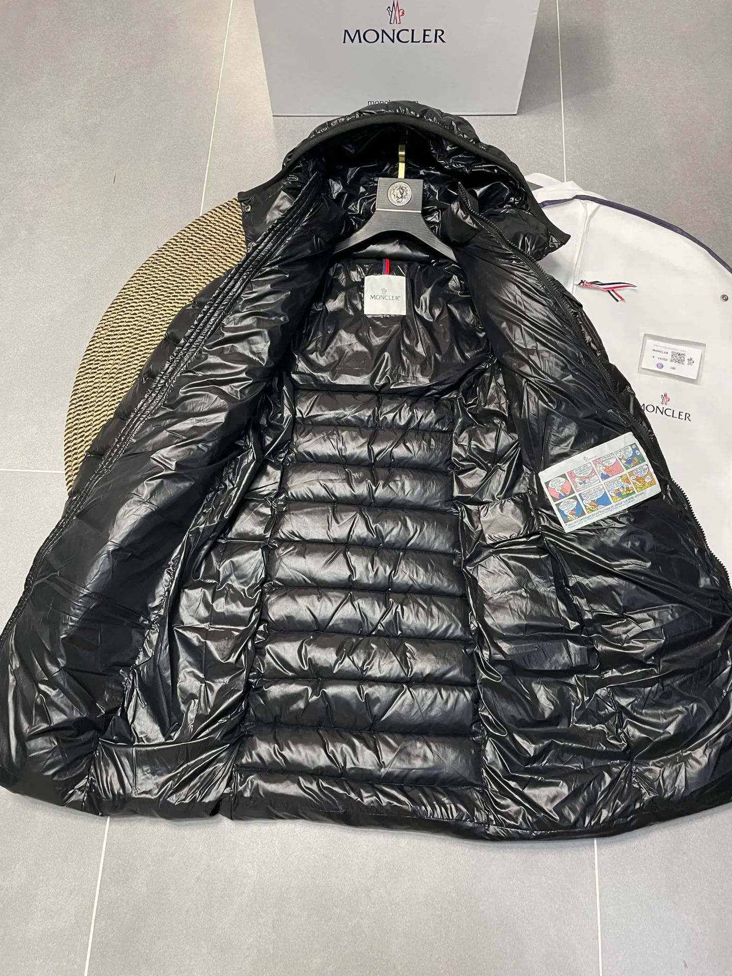 P900 𝗠𝗼𝗻𝗰𝗹𝗲𝗿 𝗠𝗼𝗸𝗮/Moncler long waist down jacket "Yang Mi, Li Bingbing, Shu Qi" same style long down jacket Best-selling style, a style favored by celebrities, with a waist cut and a long style with a hood. It is still popular after so many years. It is basically hard to find it at the counter or through official purchases‼ ️ What attracts you is not only the style, fabric, and tailoring, but also its uniqueness. It is light weight, warm, slightly slim-fitting, produced in the original factory, and there is no doubt about the workmanship‼ ️ 1⃣️The fabric of this piece must be talked about! The customer provides high-end polyester fiber fabric, pearl black technical fabric, velvet-proof, soft, thick and tough, good hand feel, and has certain windproof and waterproof functions. It can be said that this is rarely seen in down jacket fabrics in the past. I believe you will fall in love with it once you get it. 2⃣️ Carefully inspected 90 white goose down filling, the ready-made garment is full and light. 3⃣️Mid-length slim fit, the length is about above and below the knee, hooded design, hairless collar, hood🉑️removable! 4⃣️The front placket adopts a two-way zipper opening and closing, and the hardware is provided by the customer, which is smooth and non-stuck. There are side pockets on the left and right sides for convenient and safe storage. 5⃣️The arms are equipped with classic felt POLO logo pockets, which can be used to store items without looking monotonous.  Sizes 1-5