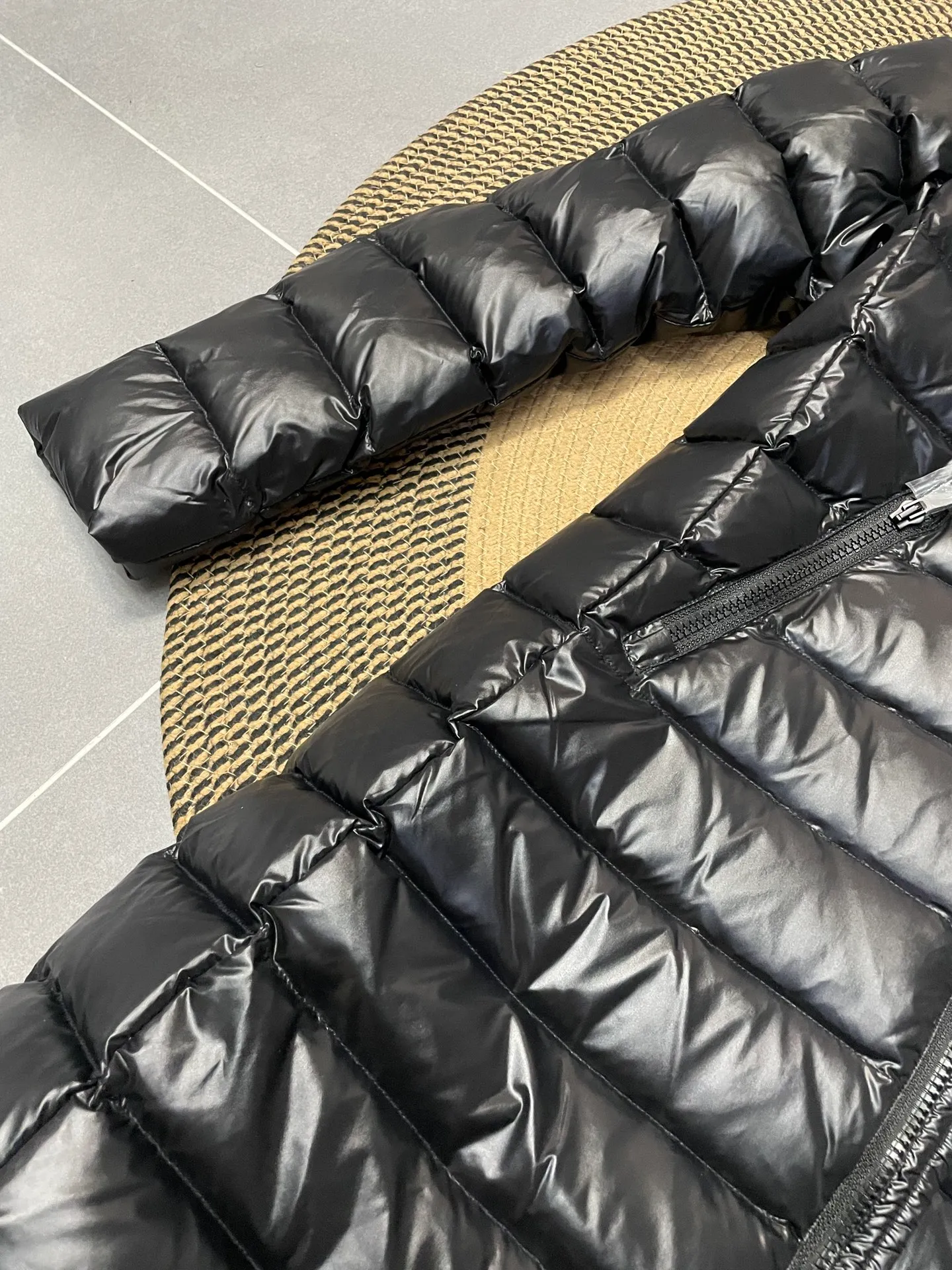 P900 𝗠𝗼𝗻𝗰𝗹𝗲𝗿 𝗠𝗼𝗸𝗮/Moncler long waist down jacket "Yang Mi, Li Bingbing, Shu Qi" same style long down jacket Best-selling style, a style favored by celebrities, with a waist cut and a long style with a hood. It is still popular after so many years. It is basically hard to find it at the counter or through official purchases‼ ️ What attracts you is not only the style, fabric, and tailoring, but also its uniqueness. It is light weight, warm, slightly slim-fitting, produced in the original factory, and there is no doubt about the workmanship‼ ️ 1⃣️The fabric of this piece must be talked about! The customer provides high-end polyester fiber fabric, pearl black technical fabric, velvet-proof, soft, thick and tough, good hand feel, and has certain windproof and waterproof functions. It can be said that this is rarely seen in down jacket fabrics in the past. I believe you will fall in love with it once you get it. 2⃣️ Carefully inspected 90 white goose down filling, the ready-made garment is full and light. 3⃣️Mid-length slim fit, the length is about above and below the knee, hooded design, hairless collar, hood🉑️removable! 4⃣️The front placket adopts a two-way zipper opening and closing, and the hardware is provided by the customer, which is smooth and non-stuck. There are side pockets on the left and right sides for convenient and safe storage. 5⃣️The arms are equipped with classic felt POLO logo pockets, which can be used to store items without looking monotonous.  Sizes 1-5