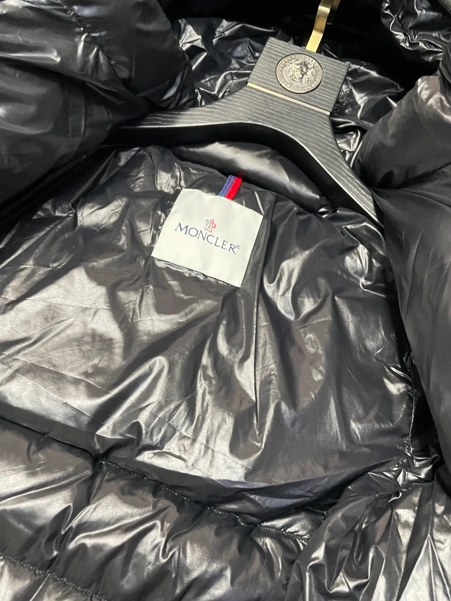 P900 𝗠𝗼𝗻𝗰𝗹𝗲𝗿 𝗠𝗼𝗸𝗮/Moncler long waist down jacket "Yang Mi, Li Bingbing, Shu Qi" same style long down jacket Best-selling style, a style favored by celebrities, with a waist cut and a long style with a hood. It is still popular after so many years. It is basically hard to find it at the counter or through official purchases‼ ️ What attracts you is not only the style, fabric, and tailoring, but also its uniqueness. It is light weight, warm, slightly slim-fitting, produced in the original factory, and there is no doubt about the workmanship‼ ️ 1⃣️The fabric of this piece must be talked about! The customer provides high-end polyester fiber fabric, pearl black technical fabric, velvet-proof, soft, thick and tough, good hand feel, and has certain windproof and waterproof functions. It can be said that this is rarely seen in down jacket fabrics in the past. I believe you will fall in love with it once you get it. 2⃣️ Carefully inspected 90 white goose down filling, the ready-made garment is full and light. 3⃣️Mid-length slim fit, the length is about above and below the knee, hooded design, hairless collar, hood🉑️removable! 4⃣️The front placket adopts a two-way zipper opening and closing, and the hardware is provided by the customer, which is smooth and non-stuck. There are side pockets on the left and right sides for convenient and safe storage. 5⃣️The arms are equipped with classic felt POLO logo pockets, which can be used to store items without looking monotonous.  Sizes 1-5