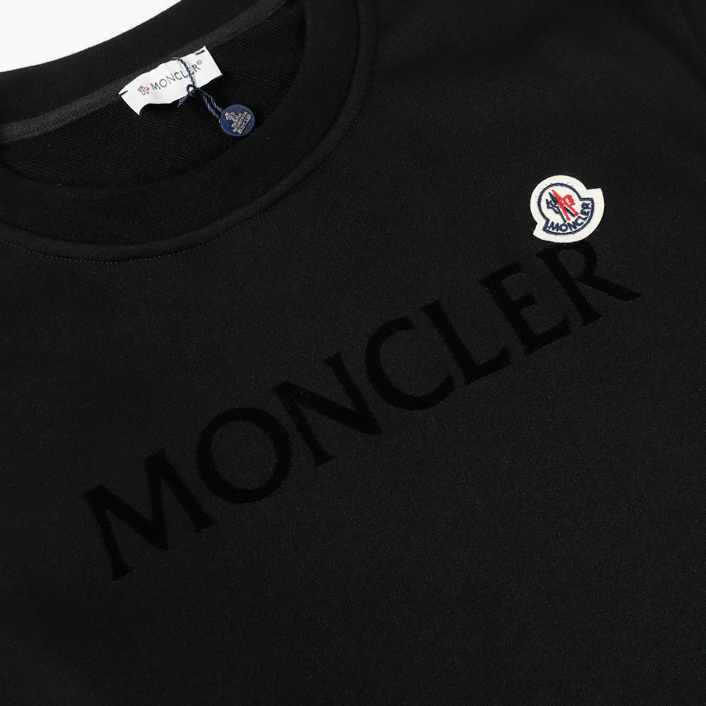 P210 Style number: 852 〈MONCLER〉 Mongolian flocked printed round neck sweatshirt. The price of Mongolian sweatshirt is actually quite advantageous. Anyone who has been to the counter should know that the price of Mongolian sweatshirt is not much cheaper than Gucci Burberry. It is just relatively low-key and unwilling to hype. It is a picture that you want to buy or not. The aloof existence... ✅460g 100% pure cotton wool fabric OS version is too large ✅Matched with the original high weight double yarn thread ✅Correct three-needle and five-thread craftsmanship Chain edge Color: Black White Royal Blue Size S M L