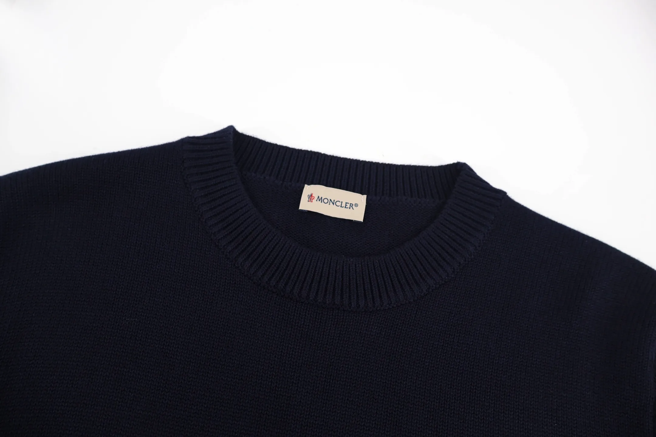 P460 Moncler Moncler embroidered logo round neck sweater. The fabric is made of 30% wool blend. Custom dyed same-color yarn. The embroidery uses Behringer 1000-needle embroidery technology. Customized original hardware and accessories. Size:S-M-L