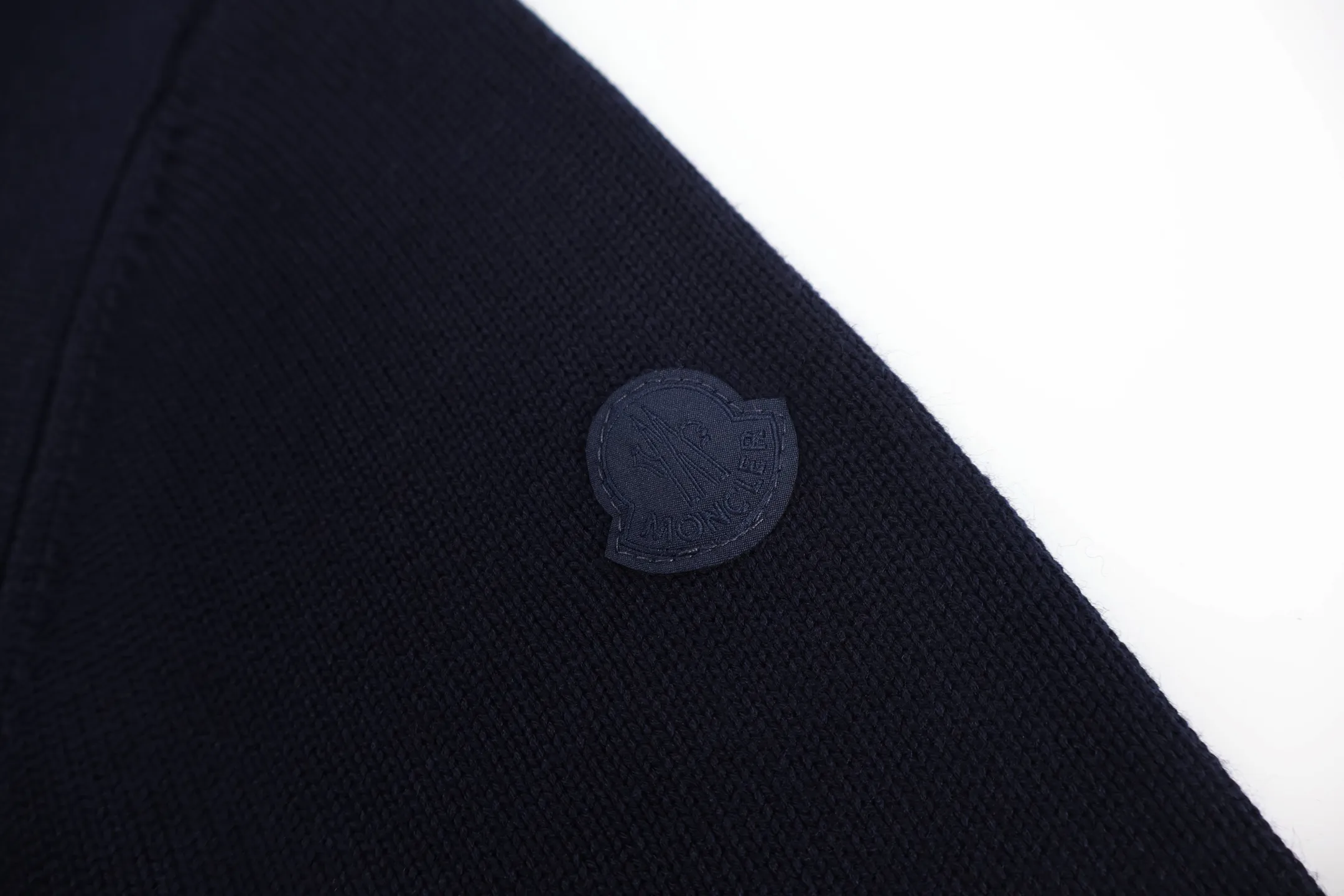 P460 Moncler Moncler embroidered logo round neck sweater. The fabric is made of 30% wool blend. Custom dyed same-color yarn. The embroidery uses Behringer 1000-needle embroidery technology. Customized original hardware and accessories. Size:S-M-L