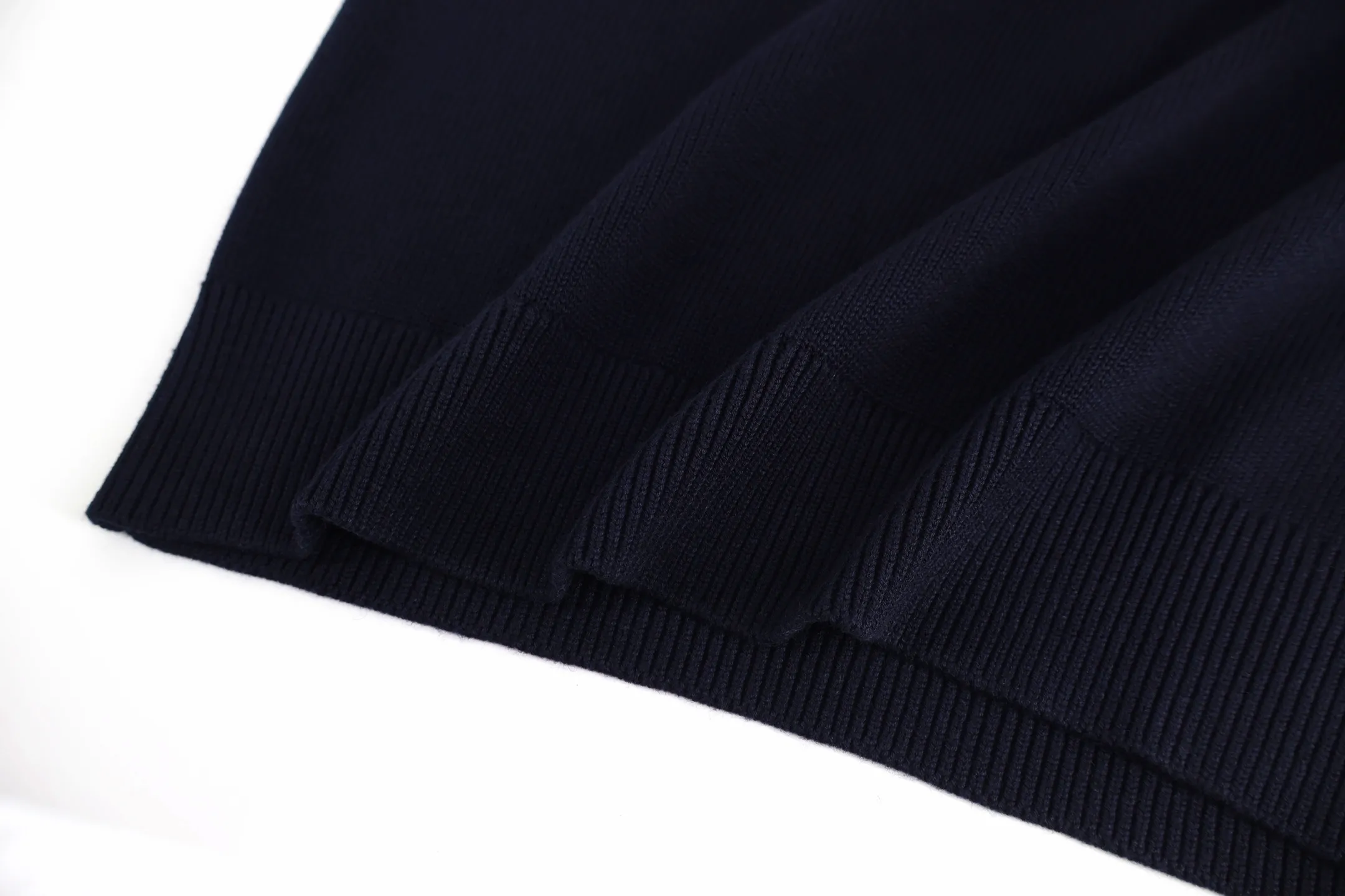P460 Moncler Moncler embroidered logo round neck sweater. The fabric is made of 30% wool blend. Custom dyed same-color yarn. The embroidery uses Behringer 1000-needle embroidery technology. Customized original hardware and accessories. Size:S-M-L