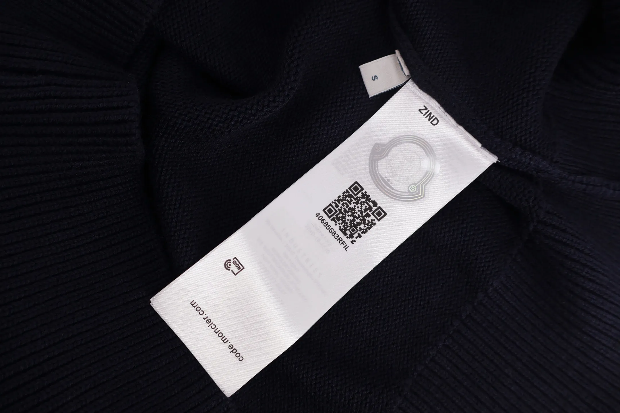 P460 Moncler Moncler embroidered logo round neck sweater. The fabric is made of 30% wool blend. Custom dyed same-color yarn. The embroidery uses Behringer 1000-needle embroidery technology. Customized original hardware and accessories. Size:S-M-L