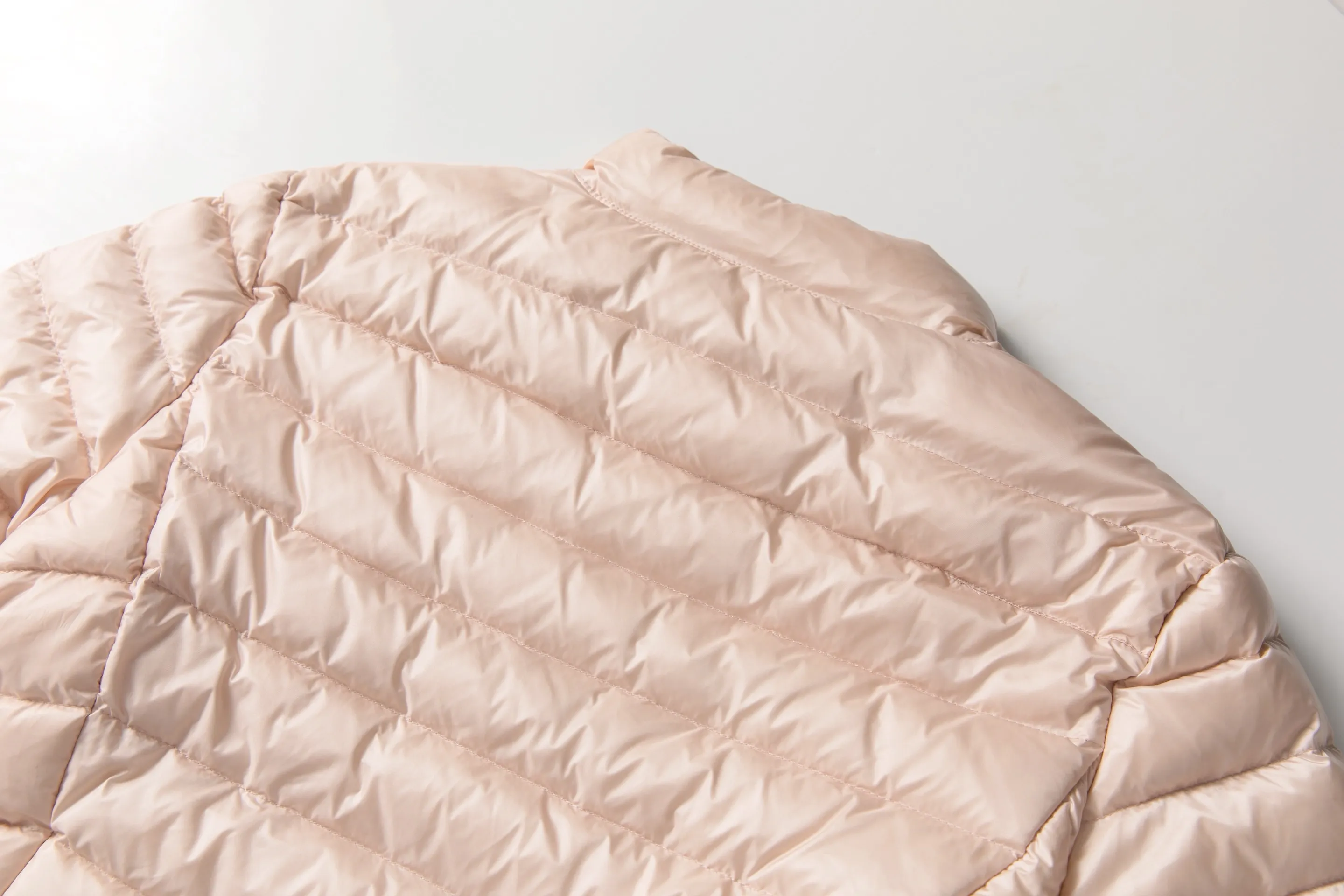 P760 Style number: Y128 Moncler's new 25-year women's down jacket is light and thin, with a perfect balance of temperature and style ▫️ 90% rare goose down filling｜Fearless in sub-zero temperatures, lightweight and temperature-locking ▫️ Innovative wool knitted sleeves｜Soft touch, three-dimensional silhouette is not bloated ▫️ High-end aesthetics of contrasting materials｜Matte pressed black feathers + delicate wool texture 🌟 Extravagant details • Demonstration of layering turtleneck sweaters | Lazy and high-end sense • K gold chain finishing touch | Eye-catching and sparkling design • Universal matching of trousers | One-click switching for commuting and dating "A winter shirt that can be worn for ten years" Color: Black·White·Pink Green Code Number: 1 2 3 4