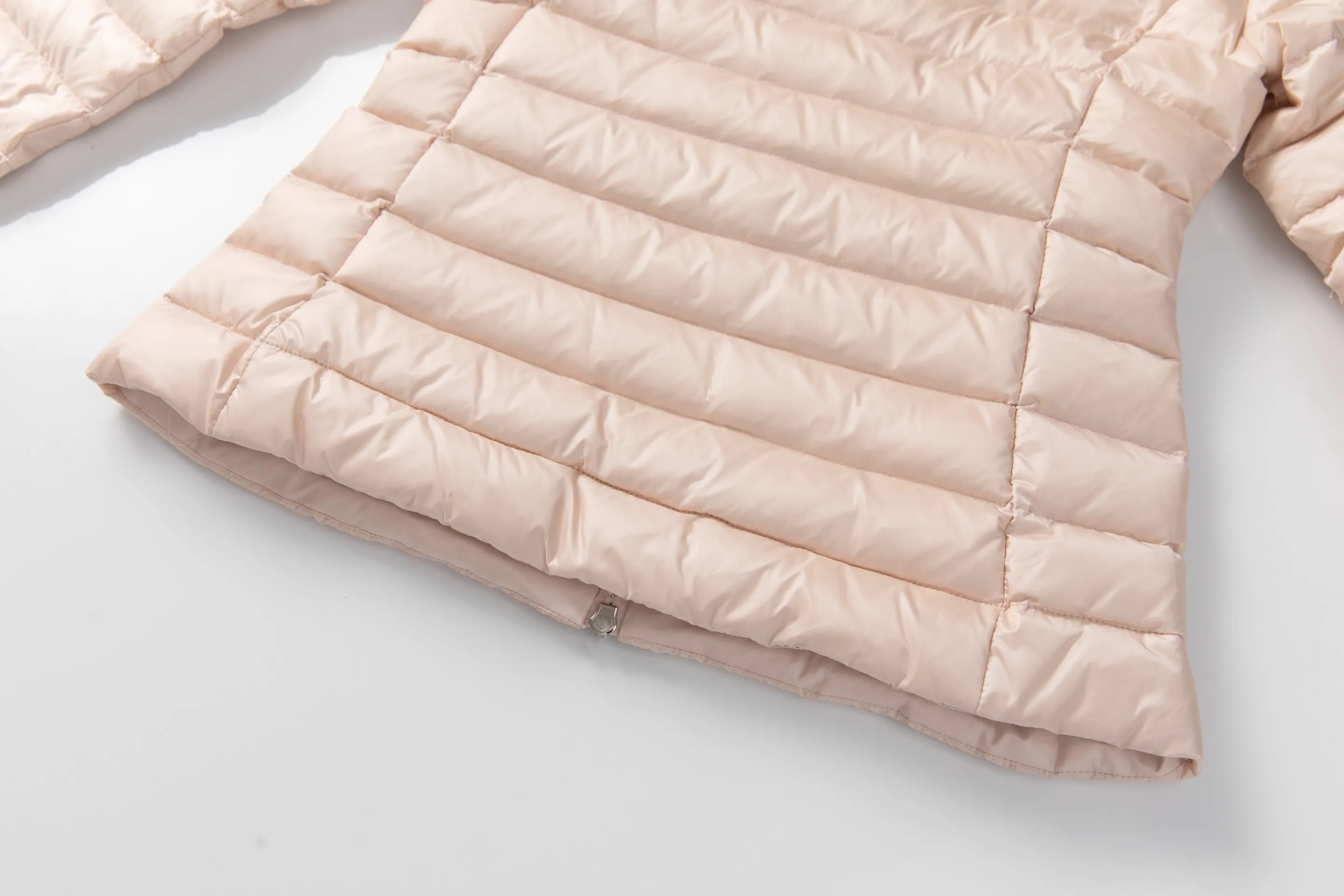 P760 Style number: Y128 Moncler's new 25-year women's down jacket is light and thin, with a perfect balance of temperature and style ▫️ 90% rare goose down filling｜Fearless in sub-zero temperatures, lightweight and temperature-locking ▫️ Innovative wool knitted sleeves｜Soft touch, three-dimensional silhouette is not bloated ▫️ High-end aesthetics of contrasting materials｜Matte pressed black feathers + delicate wool texture 🌟 Extravagant details • Demonstration of layering turtleneck sweaters | Lazy and high-end sense • K gold chain finishing touch | Eye-catching and sparkling design • Universal matching of trousers | One-click switching for commuting and dating "A winter shirt that can be worn for ten years" Color: Black·White·Pink Green Code Number: 1 2 3 4