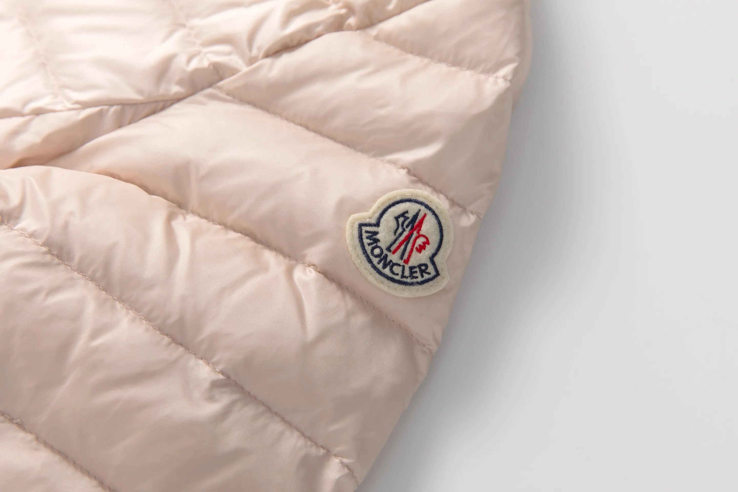 P760 Style number: Y128 Moncler's new 25-year women's down jacket is light and thin, with a perfect balance of temperature and style ▫️ 90% rare goose down filling｜Fearless in sub-zero temperatures, lightweight and temperature-locking ▫️ Innovative wool knitted sleeves｜Soft touch, three-dimensional silhouette is not bloated ▫️ High-end aesthetics of contrasting materials｜Matte pressed black feathers + delicate wool texture 🌟 Extravagant details • Demonstration of layering turtleneck sweaters | Lazy and high-end sense • K gold chain finishing touch | Eye-catching and sparkling design • Universal matching of trousers | One-click switching for commuting and dating "A winter shirt that can be worn for ten years" Color: Black·White·Pink Green Code Number: 1 2 3 4