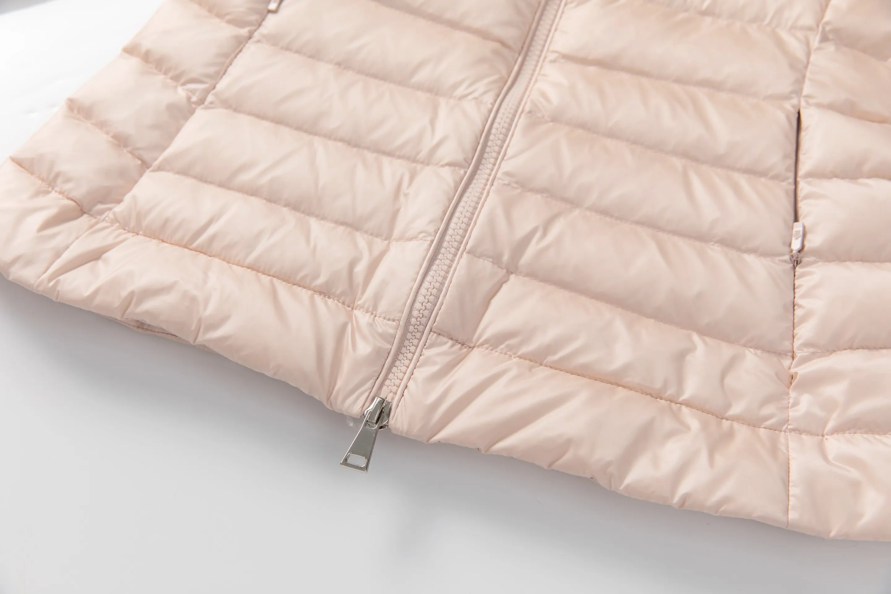 P760 Style number: Y128 Moncler's new 25-year women's down jacket is light and thin, with a perfect balance of temperature and style ▫️ 90% rare goose down filling｜Fearless in sub-zero temperatures, lightweight and temperature-locking ▫️ Innovative wool knitted sleeves｜Soft touch, three-dimensional silhouette is not bloated ▫️ High-end aesthetics of contrasting materials｜Matte pressed black feathers + delicate wool texture 🌟 Extravagant details • Demonstration of layering turtleneck sweaters | Lazy and high-end sense • K gold chain finishing touch | Eye-catching and sparkling design • Universal matching of trousers | One-click switching for commuting and dating "A winter shirt that can be worn for ten years" Color: Black·White·Pink Green Code Number: 1 2 3 4