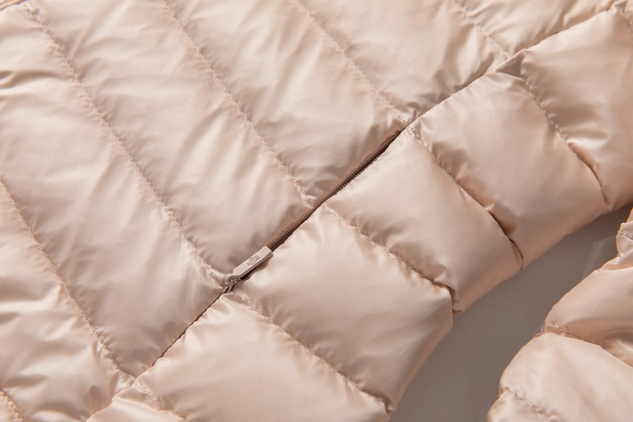 P760 Style number: Y128 Moncler's new 25-year women's down jacket is light and thin, with a perfect balance of temperature and style ▫️ 90% rare goose down filling｜Fearless in sub-zero temperatures, lightweight and temperature-locking ▫️ Innovative wool knitted sleeves｜Soft touch, three-dimensional silhouette is not bloated ▫️ High-end aesthetics of contrasting materials｜Matte pressed black feathers + delicate wool texture 🌟 Extravagant details • Demonstration of layering turtleneck sweaters | Lazy and high-end sense • K gold chain finishing touch | Eye-catching and sparkling design • Universal matching of trousers | One-click switching for commuting and dating "A winter shirt that can be worn for ten years" Color: Black·White·Pink Green Code Number: 1 2 3 4