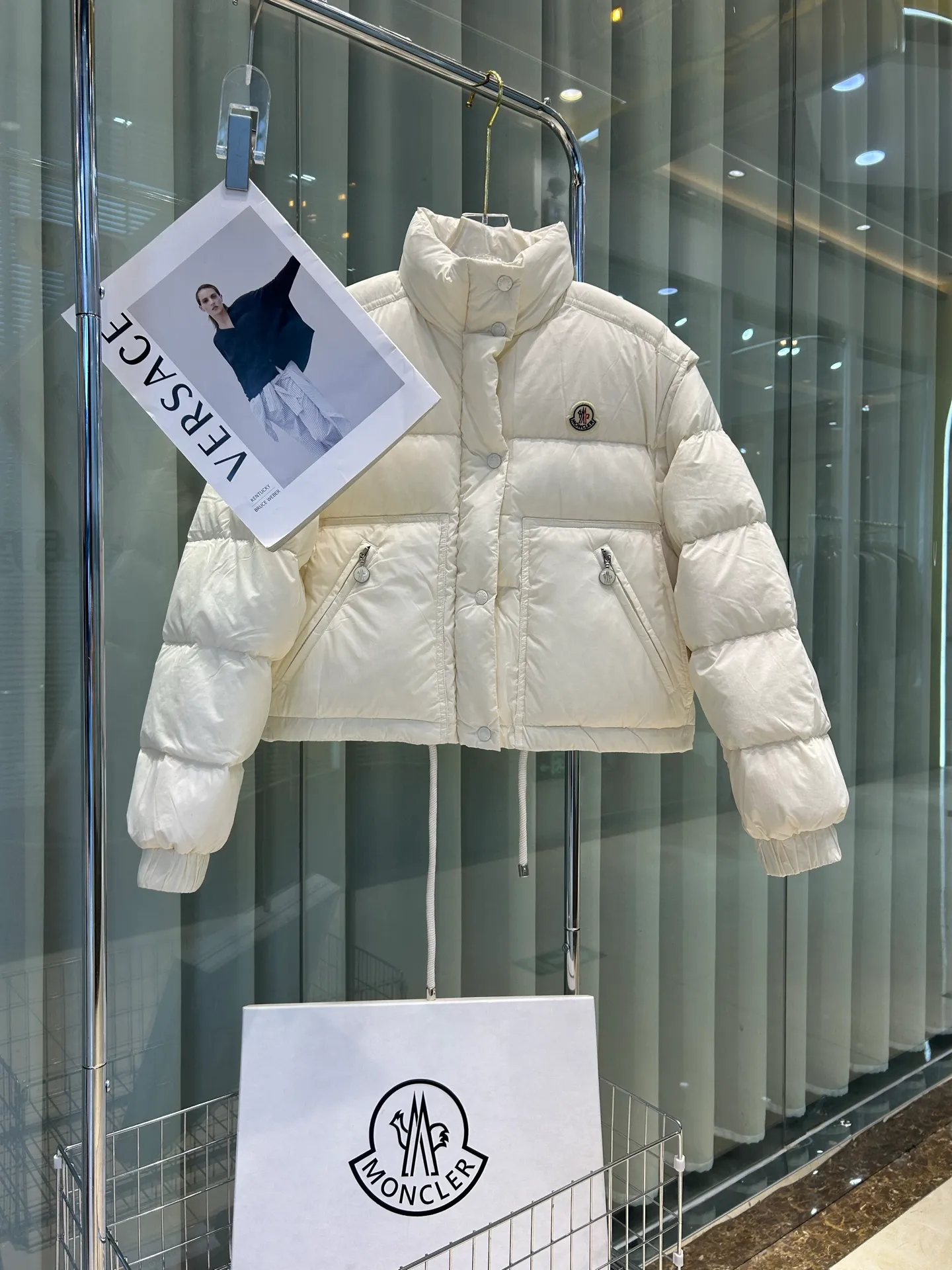 P880 1234 size ✨✨✨ Moncler Selle 2-in-1 short down jacket for women, the sleeves of the Selle short down jacket are detachable and can be easily changed from a jacket to a vest, which is practical. Crafted from nylon in an oversized silhouette, it's cropped for a modern look. This insulated piece has an adjustable hem for a comfortable fit. Color: white khaki