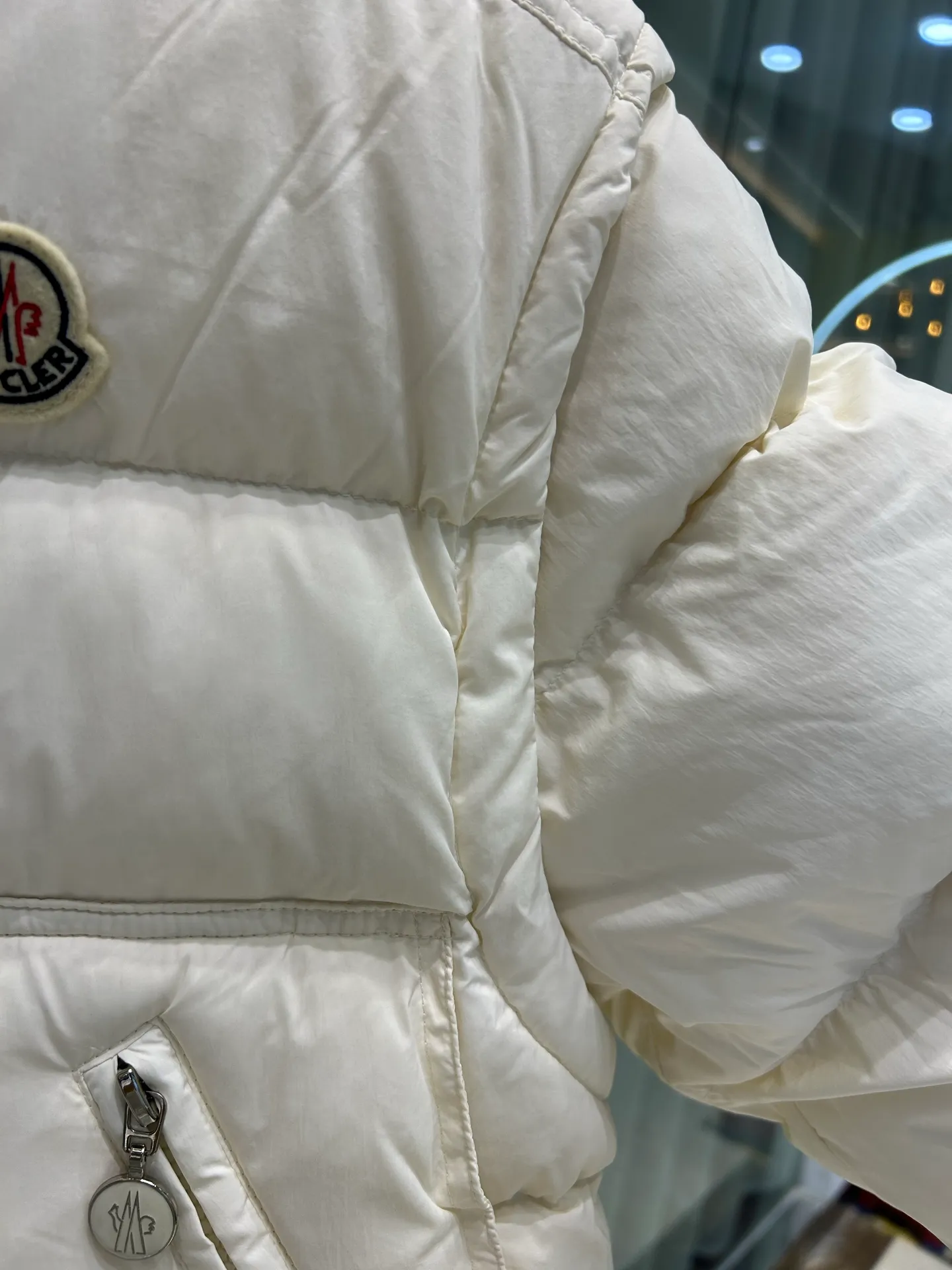 P880 1234 size ✨✨✨ Moncler Selle 2-in-1 short down jacket for women, the sleeves of the Selle short down jacket are detachable and can be easily changed from a jacket to a vest, which is practical. Crafted from nylon in an oversized silhouette, it's cropped for a modern look. This insulated piece has an adjustable hem for a comfortable fit. Color: white khaki