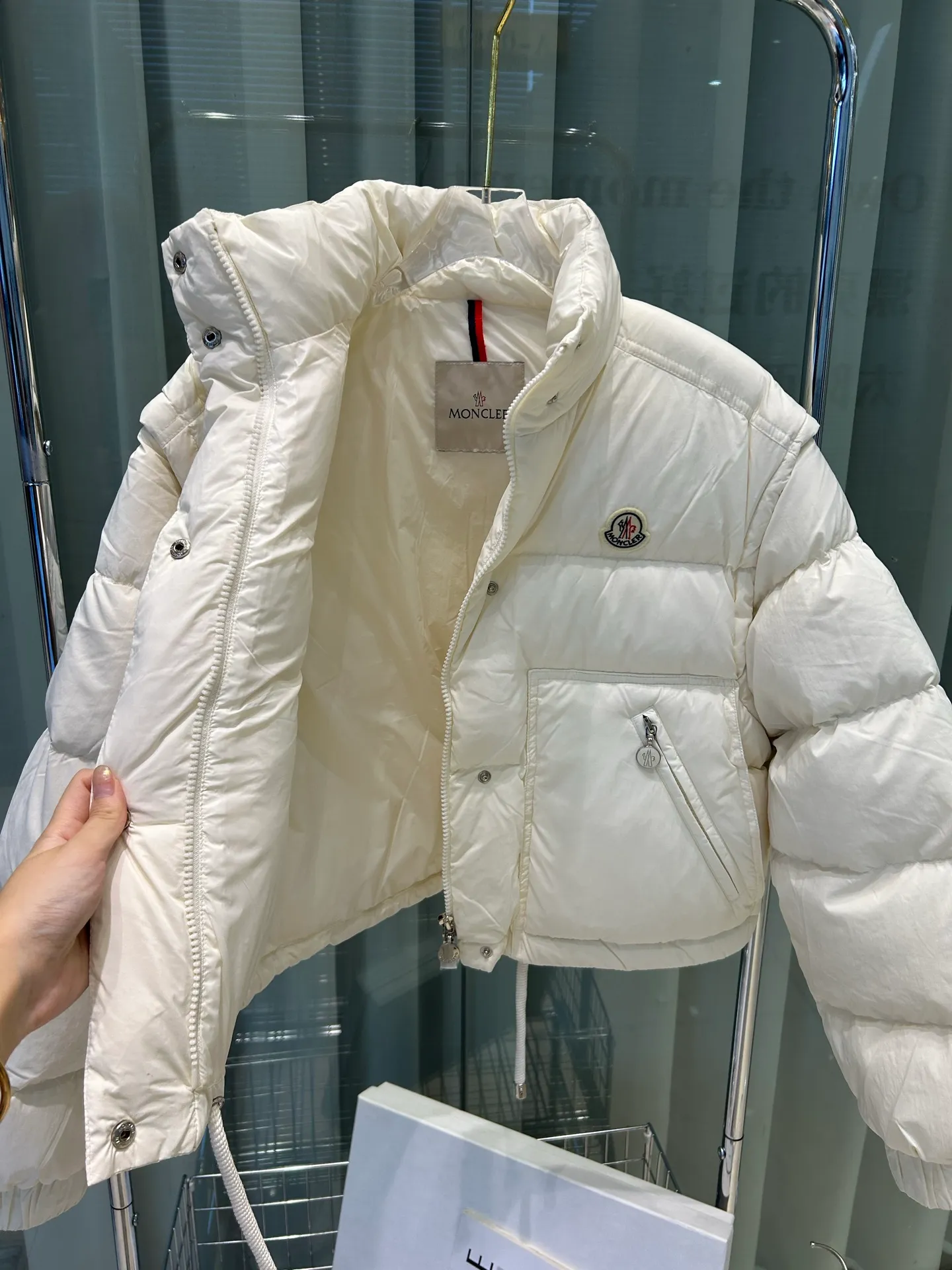 P880 1234 size ✨✨✨ Moncler Selle 2-in-1 short down jacket for women, the sleeves of the Selle short down jacket are detachable and can be easily changed from a jacket to a vest, which is practical. Crafted from nylon in an oversized silhouette, it's cropped for a modern look. This insulated piece has an adjustable hem for a comfortable fit. Color: white khaki