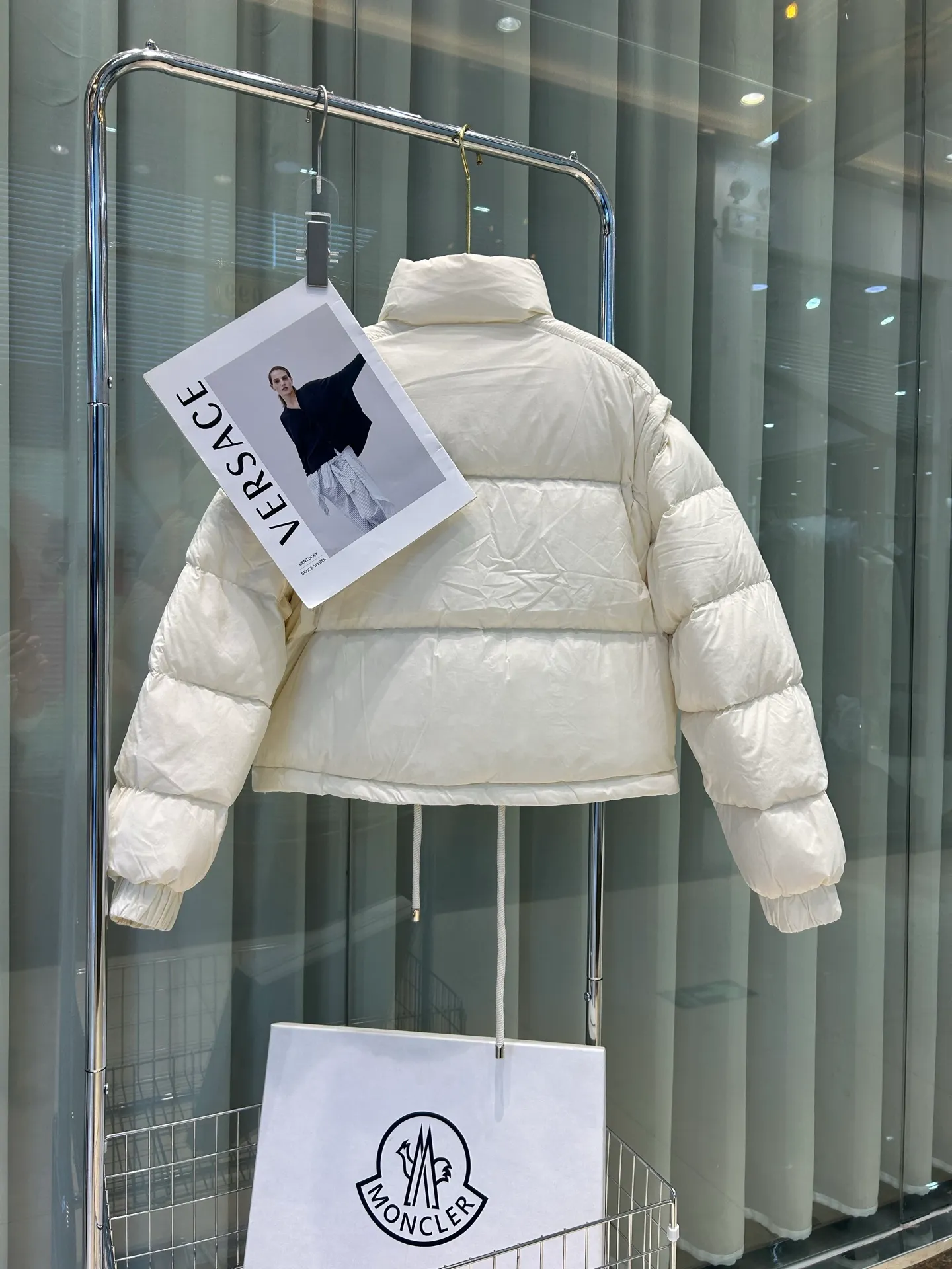 P880 1234 size ✨✨✨ Moncler Selle 2-in-1 short down jacket for women, the sleeves of the Selle short down jacket are detachable and can be easily changed from a jacket to a vest, which is practical. Crafted from nylon in an oversized silhouette, it's cropped for a modern look. This insulated piece has an adjustable hem for a comfortable fit. Color: white khaki