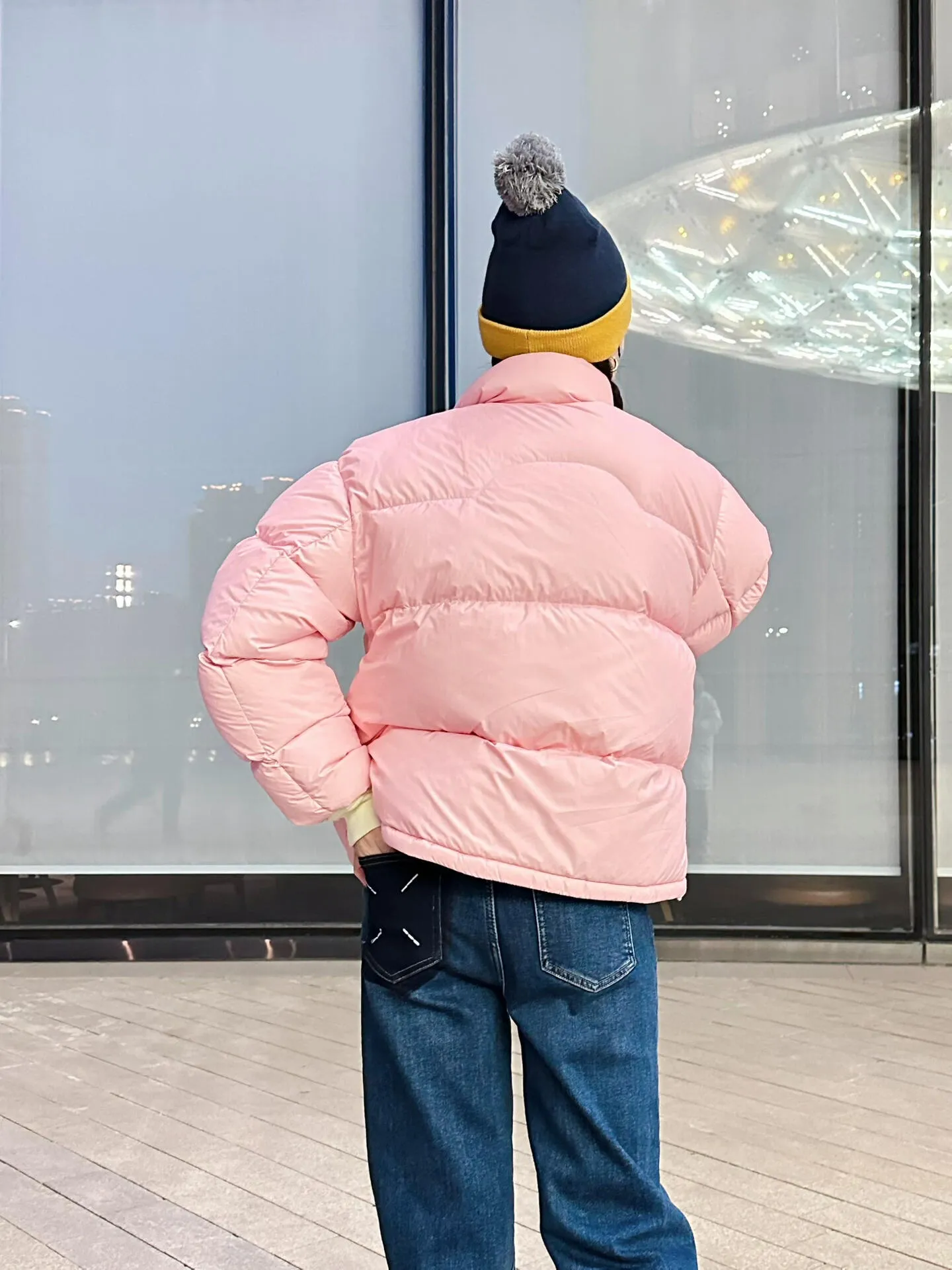 P1580 Meng Mouth Angels joint limited edition large label down jacket #Monger Full of American retro style! ⚠️Short style with small stand-up collar, waterproof and anti-fouling fabric, 95 white duck down filling, the upper body is not heavy and warm, classic and timeless! On the chest is the joint logo of the two major brands, which is very special. Another design point is the zippers on the left and right sides, which are stitched with leather, which is very textured! If you look closely, you can see that even the steel seal on the zipper is the joint logo of the two brands. The whole thing is really full of sincerity!  SIZE:1# 2# 3# 4# 5# 6# [Details attached are size chart]