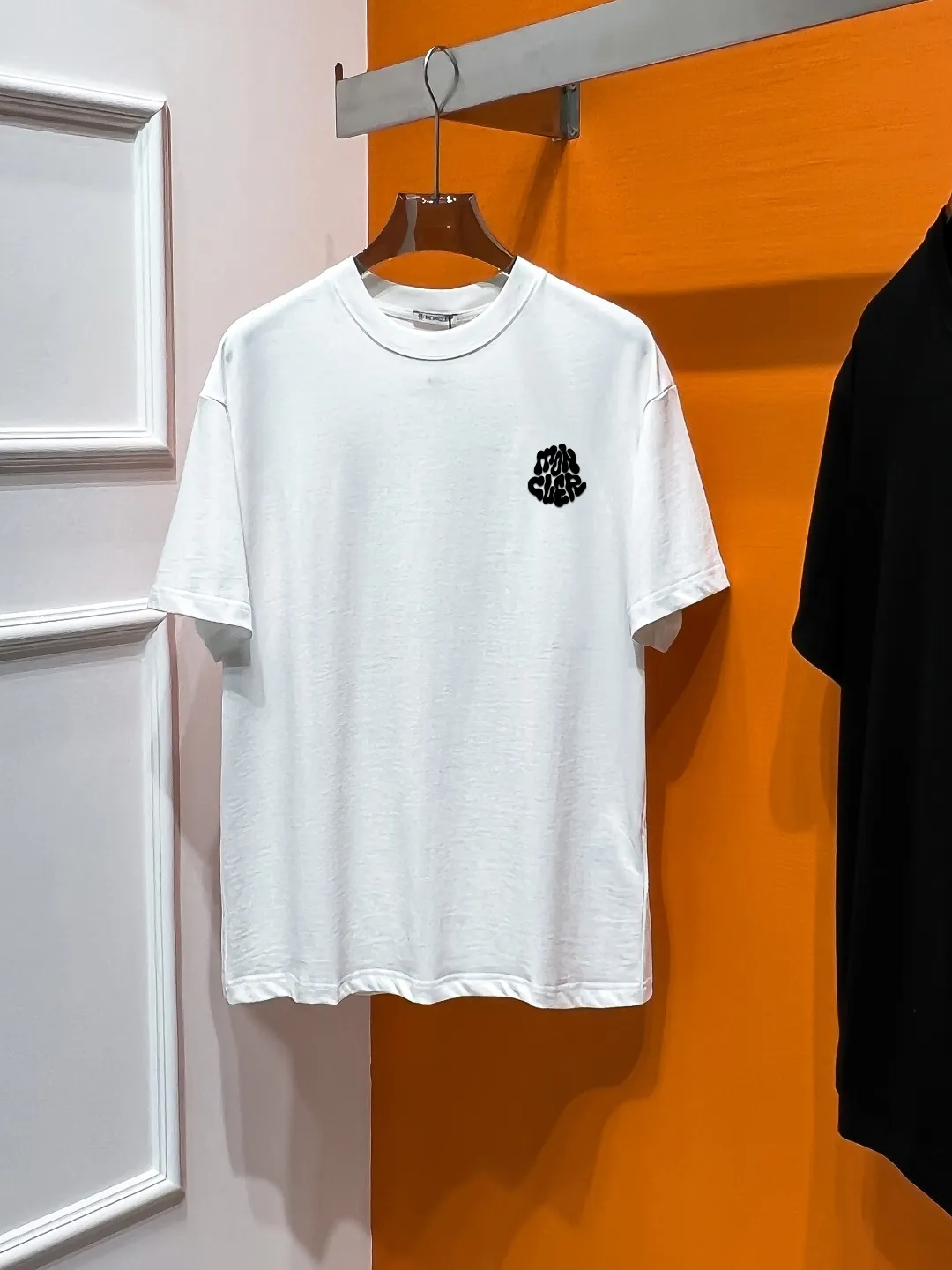 P140 MONCLER# Spring and summer top counter synchronous short-sleeved T-shirt (complete with 3 labels). It is made of imported 100%-32 count double-strand Xinjiang cotton fabric. It is the original fabric of the counter. It has strong brand recognition, full of high street and exquisite style, and will definitely become the best choice for high street appearances. The fabric is thick, has a strong say in texture and comfort, and has a delicate feel. It is comfortable to wear and has a good upper body effect. It is made of pure cotton. This kind of cotton is very special. It feels very soft and has a double-sided texture. This is the first time I have gotten such functional fabric in a long time. It is really good! It’s not a bad style or material, straight men will definitely like it!  It is a fusion of top elements, a classic trendy men's fashion, and the upper body comfort is unparalleled. It can be said that it is a must-have in summer, and it is more fashionable and can easily create a fashionable and stylish super item. It interprets your luxury and taste and creates your fashionable style and charm. Fashionable round neck chest T-shirt This T-shirt has exquisite craftsmanship and full design sense! The matching is trendy and stylish! This must-have item has an elegant upper body, looks good both inside and outside, and combines fashion and comfort. It looks like a basic men's T-shirt, but it is not. It can be worn alone or layered underneath. There is no problem in wearing one piece for all seasons. The product is really, really good! It comes from the original factory, and there are not many pieces that can be counted on the fingers. Whether he can own it or not depends on your hand speed. The custom-woven double-layer rib neck design is flat and snug and not easy to deform. The brand logo remains the same, creating an alternative luxury fashion atmosphere and becoming a new concept that breaks out of the cocoon in the year. Available in two colors: white and black. Size: S M L XL 2XL