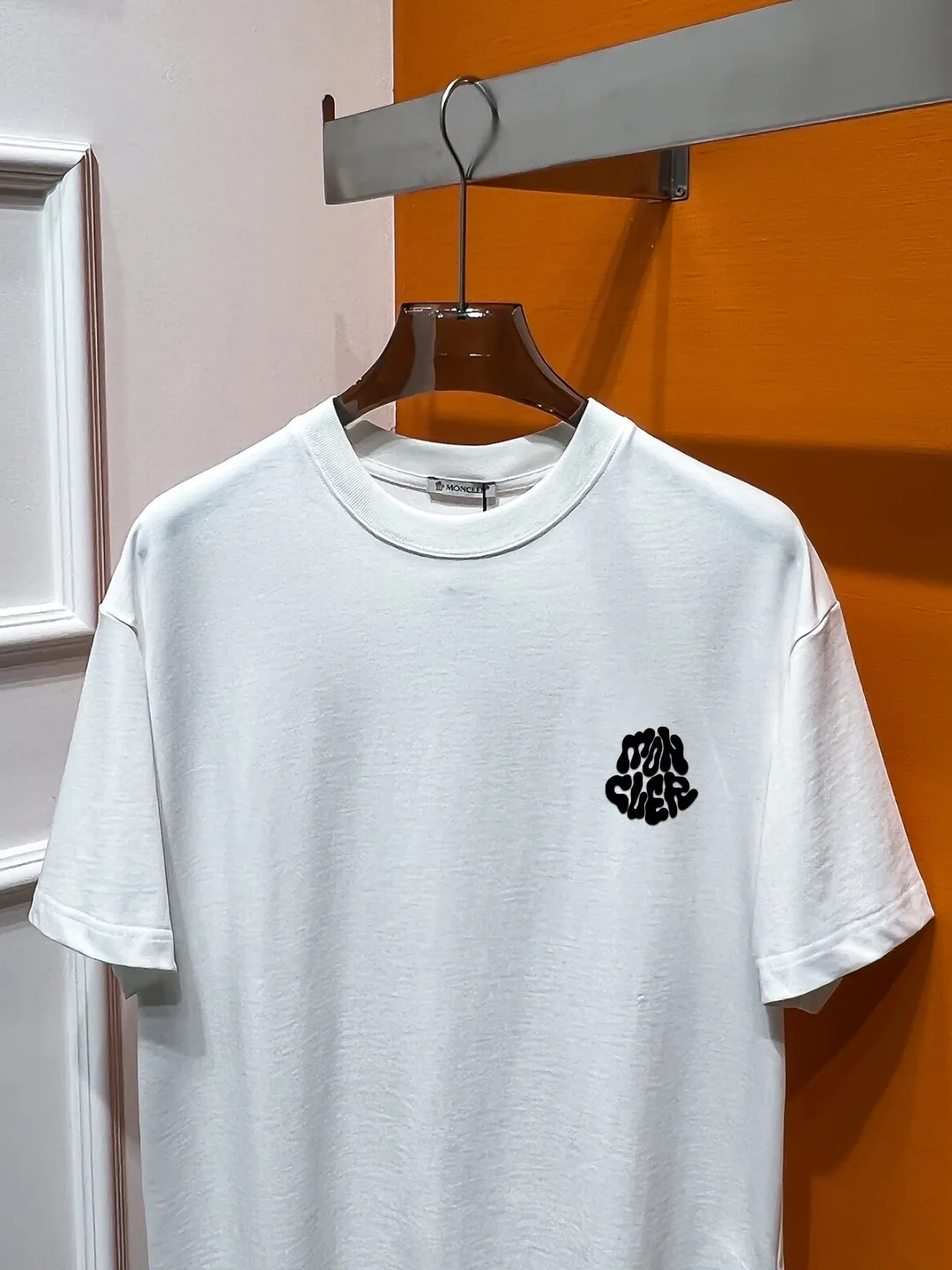 P140 MONCLER# Spring and summer top counter synchronous short-sleeved T-shirt (complete with 3 labels). It is made of imported 100%-32 count double-strand Xinjiang cotton fabric. It is the original fabric of the counter. It has strong brand recognition, full of high street and exquisite style, and will definitely become the best choice for high street appearances. The fabric is thick, has a strong say in texture and comfort, and has a delicate feel. It is comfortable to wear and has a good upper body effect. It is made of pure cotton. This kind of cotton is very special. It feels very soft and has a double-sided texture. This is the first time I have gotten such functional fabric in a long time. It is really good! It’s not a bad style or material, straight men will definitely like it!  It is a fusion of top elements, a classic trendy men's fashion, and the upper body comfort is unparalleled. It can be said that it is a must-have in summer, and it is more fashionable and can easily create a fashionable and stylish super item. It interprets your luxury and taste and creates your fashionable style and charm. Fashionable round neck chest T-shirt This T-shirt has exquisite craftsmanship and full design sense! The matching is trendy and stylish! This must-have item has an elegant upper body, looks good both inside and outside, and combines fashion and comfort. It looks like a basic men's T-shirt, but it is not. It can be worn alone or layered underneath. There is no problem in wearing one piece for all seasons. The product is really, really good! It comes from the original factory, and there are not many pieces that can be counted on the fingers. Whether he can own it or not depends on your hand speed. The custom-woven double-layer rib neck design is flat and snug and not easy to deform. The brand logo remains the same, creating an alternative luxury fashion atmosphere and becoming a new concept that breaks out of the cocoon in the year. Available in two colors: white and black. Size: S M L XL 2XL